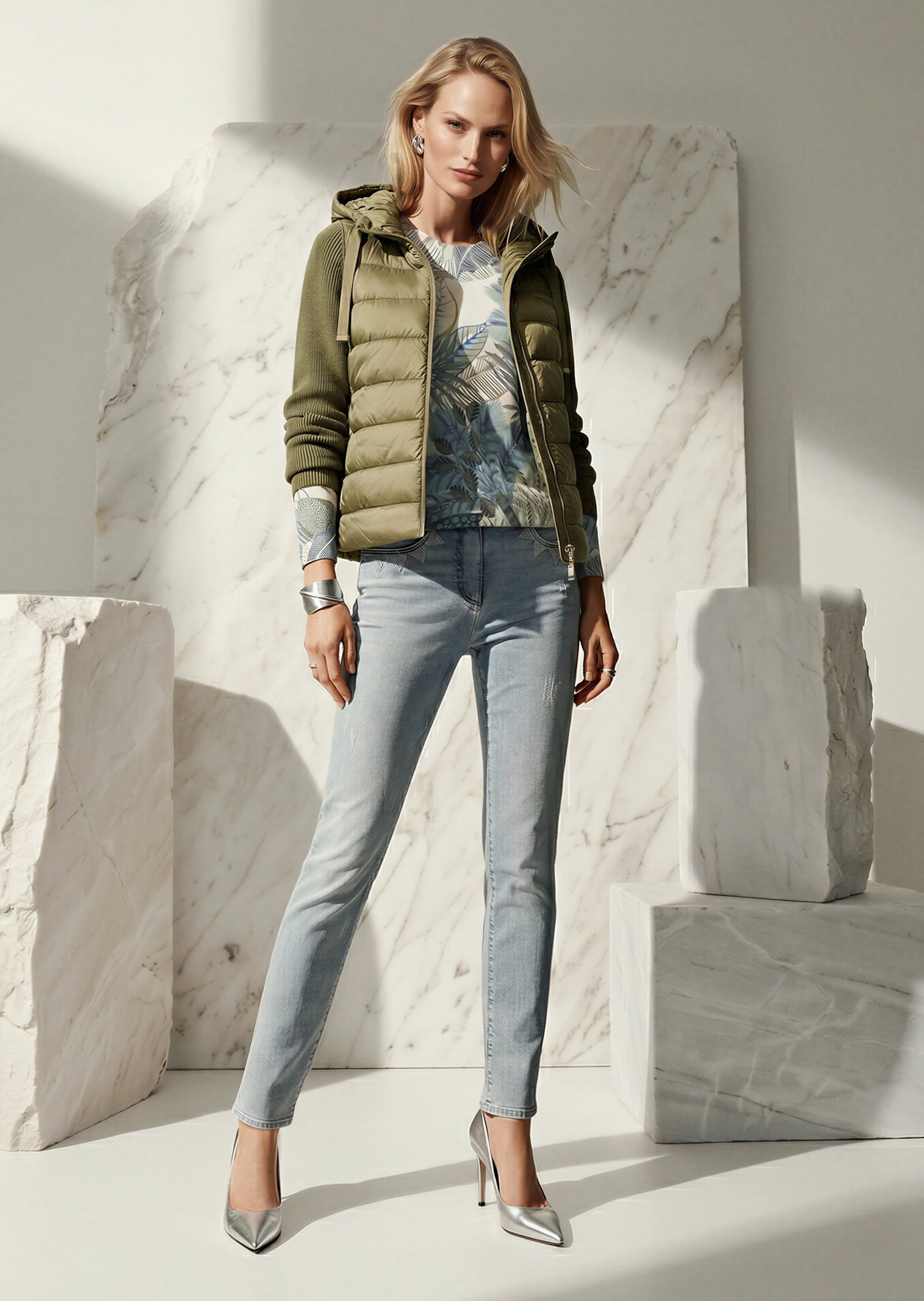 Slim-Jeans mit Strassdetails und modischer Waschung