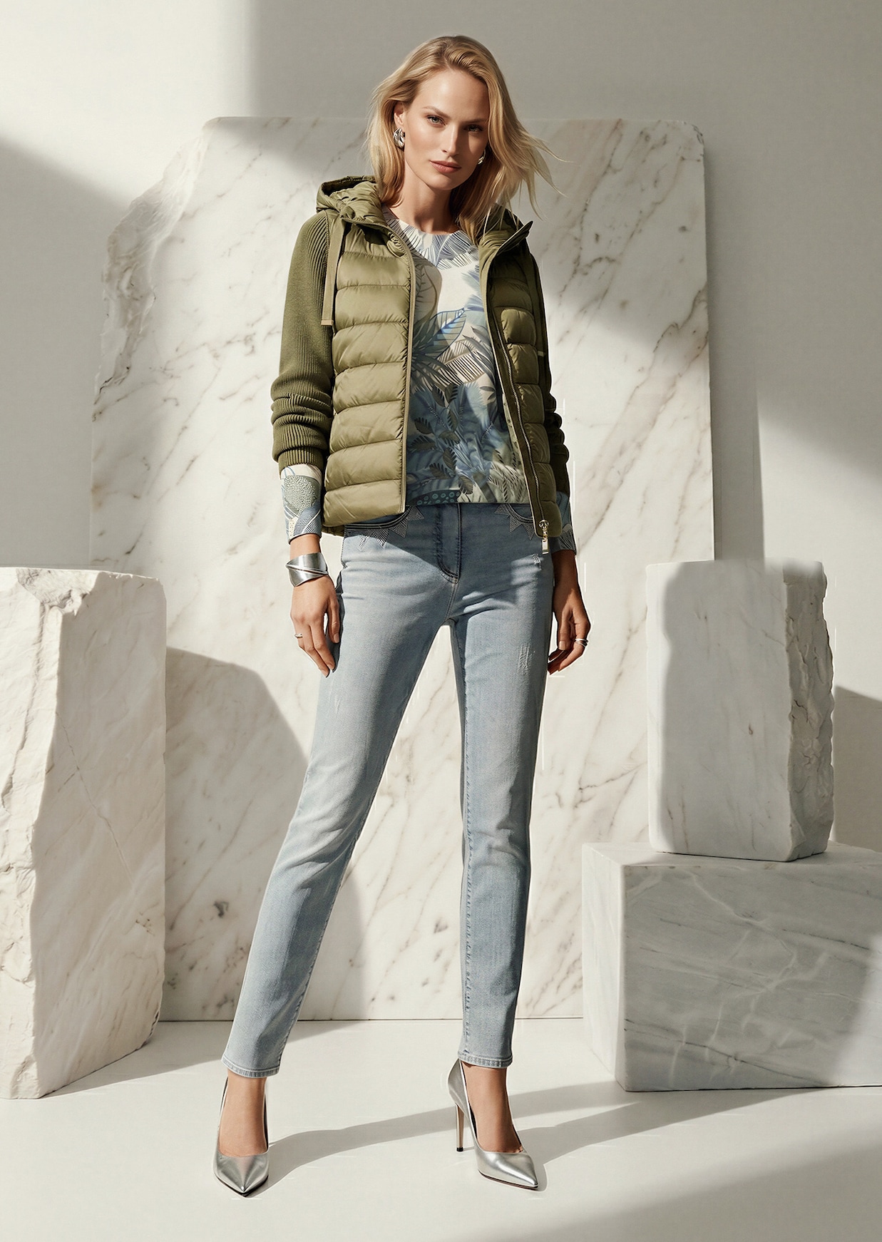 Slim-Jeans mit Strassdetails und modischer Waschung