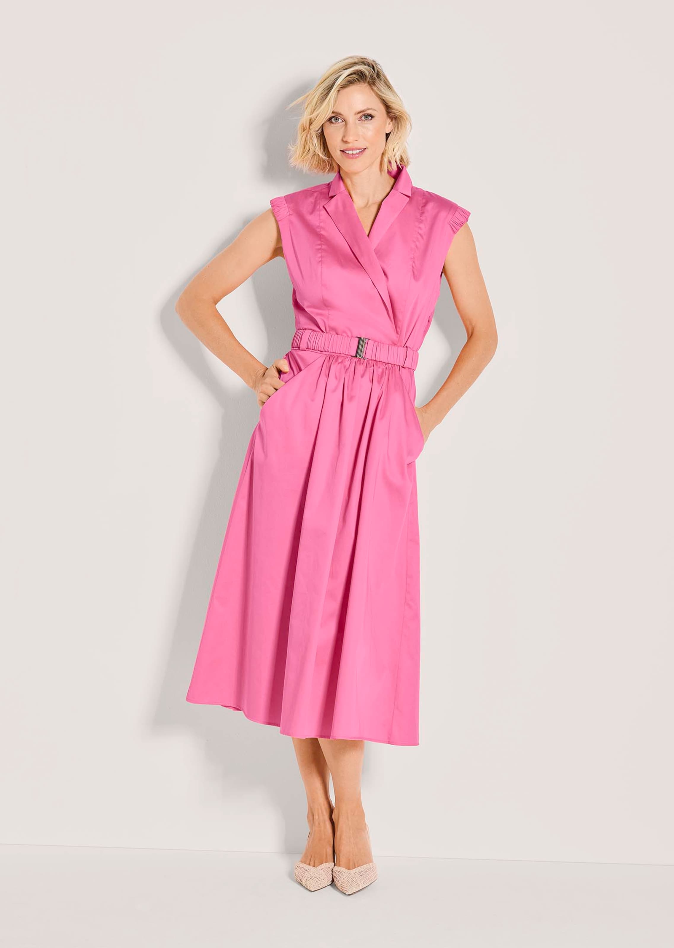 Ärmelloses Sommerkleid mit Raffungen