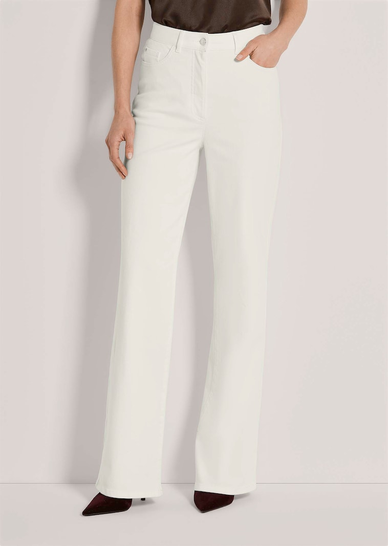 Jean large, légèrement bootcut