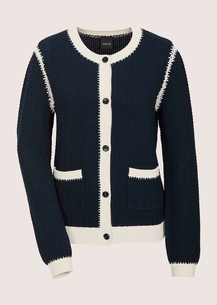 Strickjacke mit Zopfmuster und feinen Details