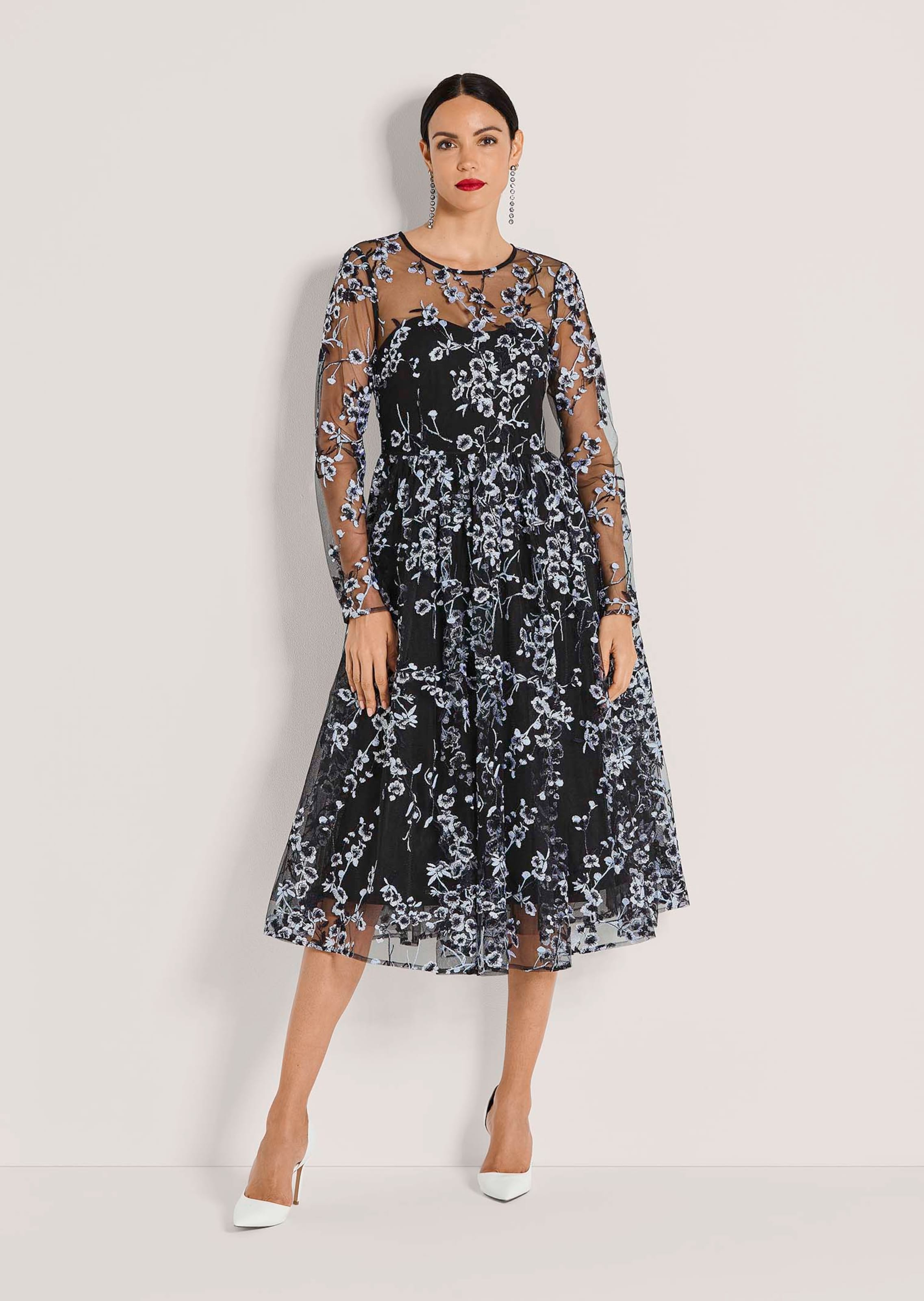 Robe cocktail avec broderie florale