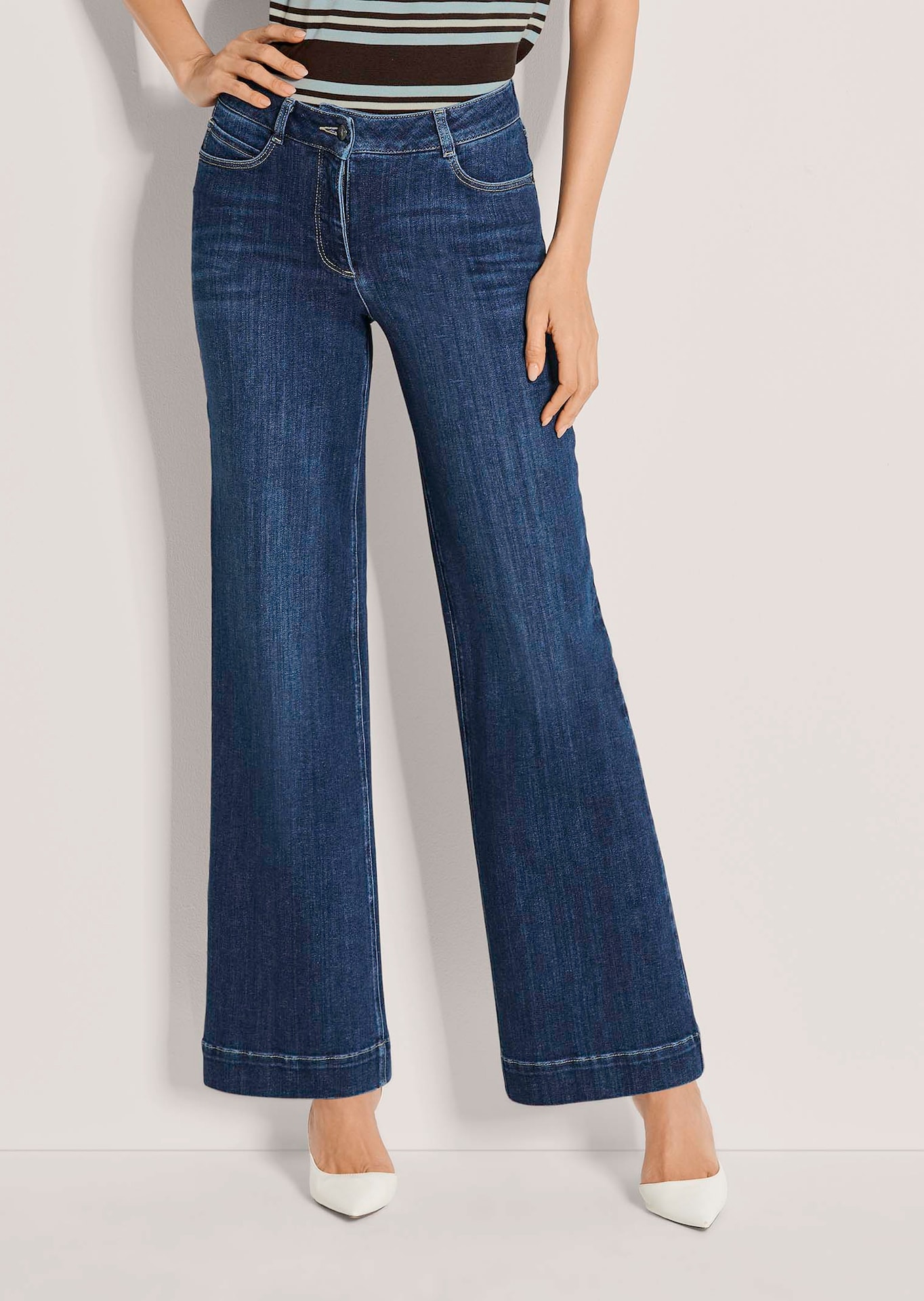 Comfortabele jeans met wijde pijpen gemaakt van powerstretch