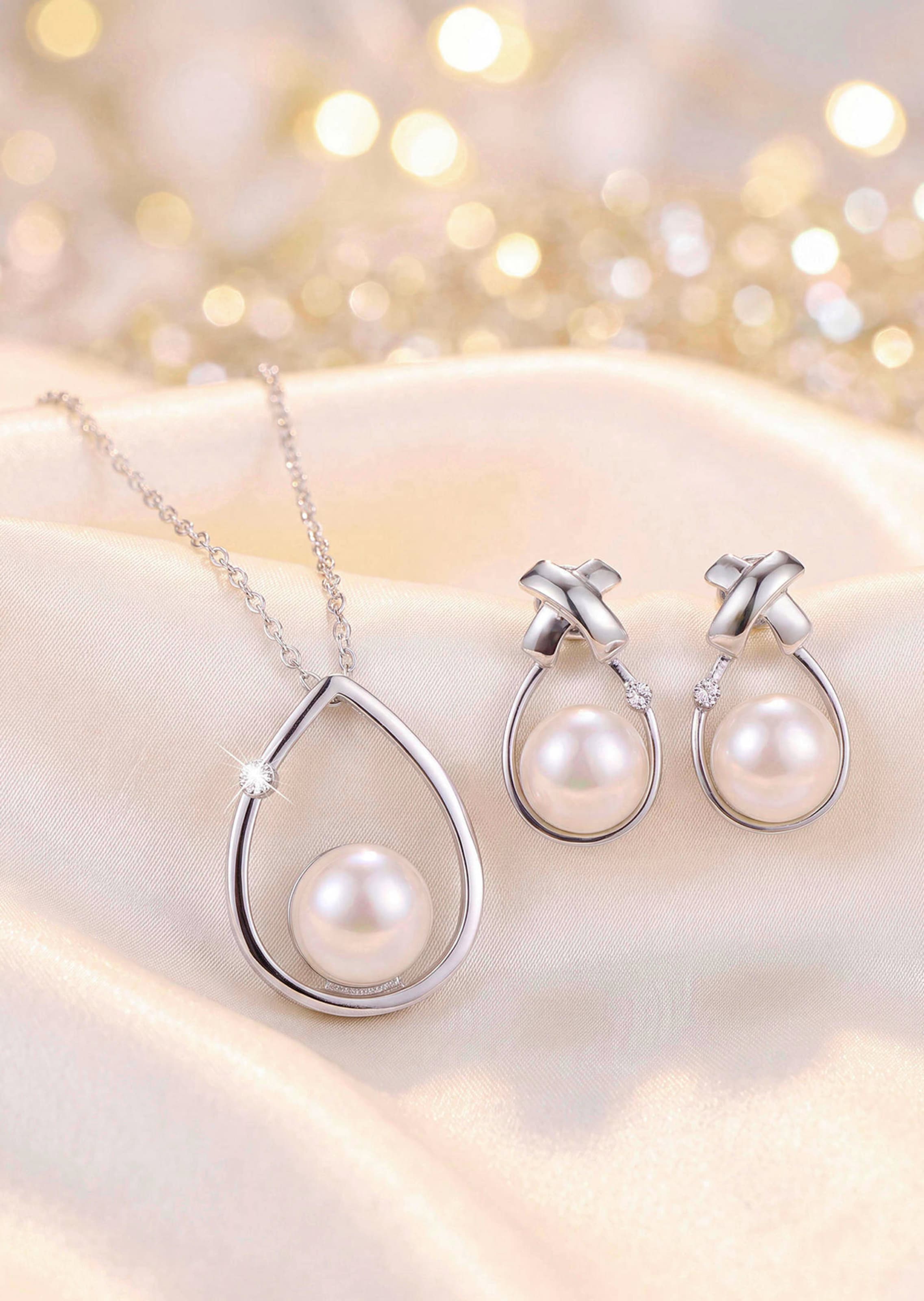 Parure composée d'un collier et de boucles d'oreilles
