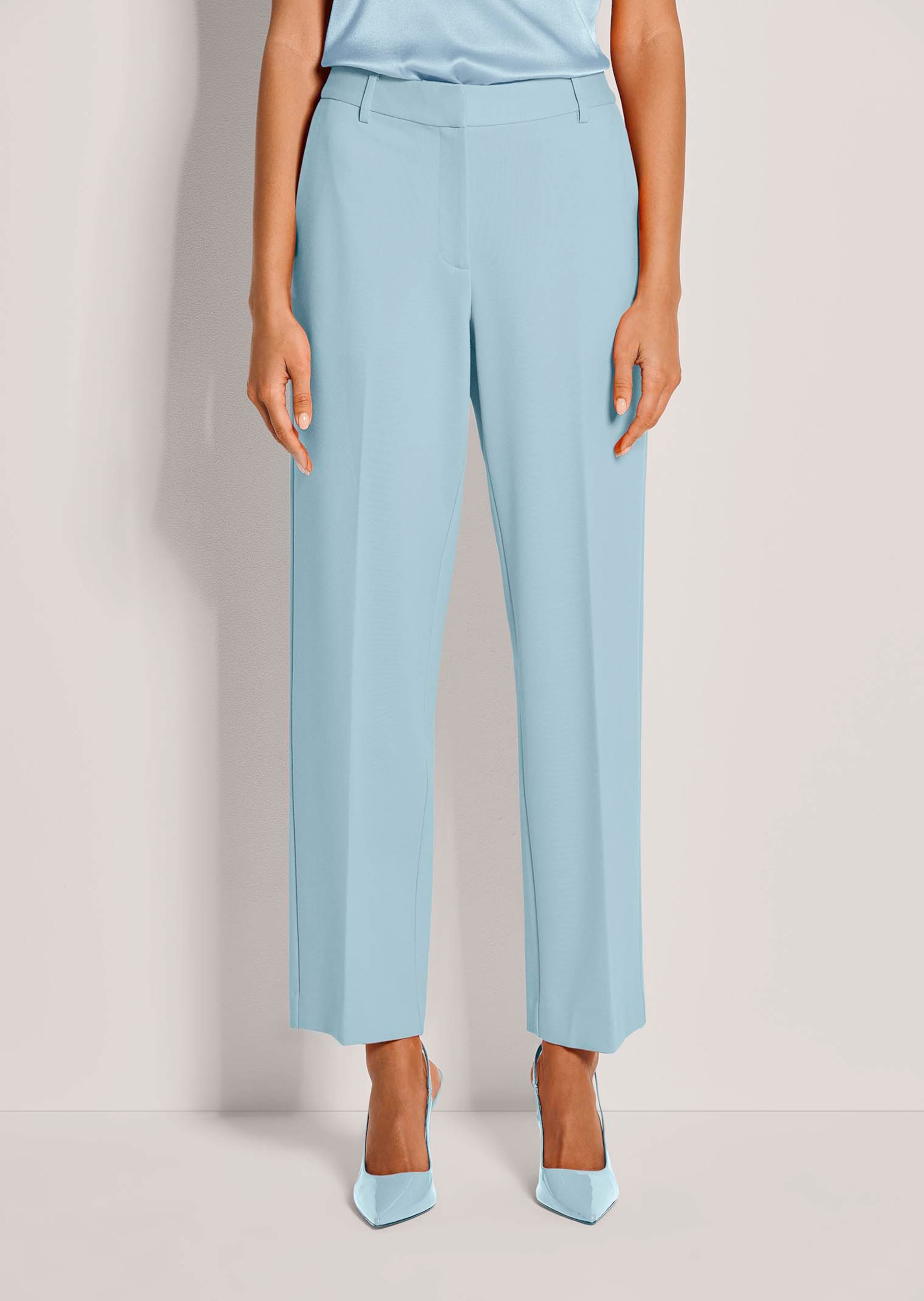 Pantalon en jersey longueur chevilles, avec plis marqués