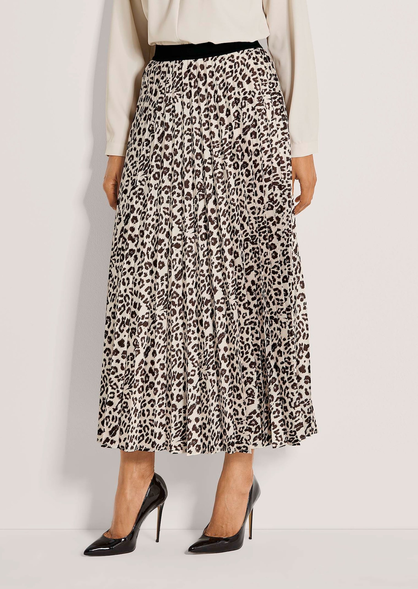 Pleated skirt with leopard print