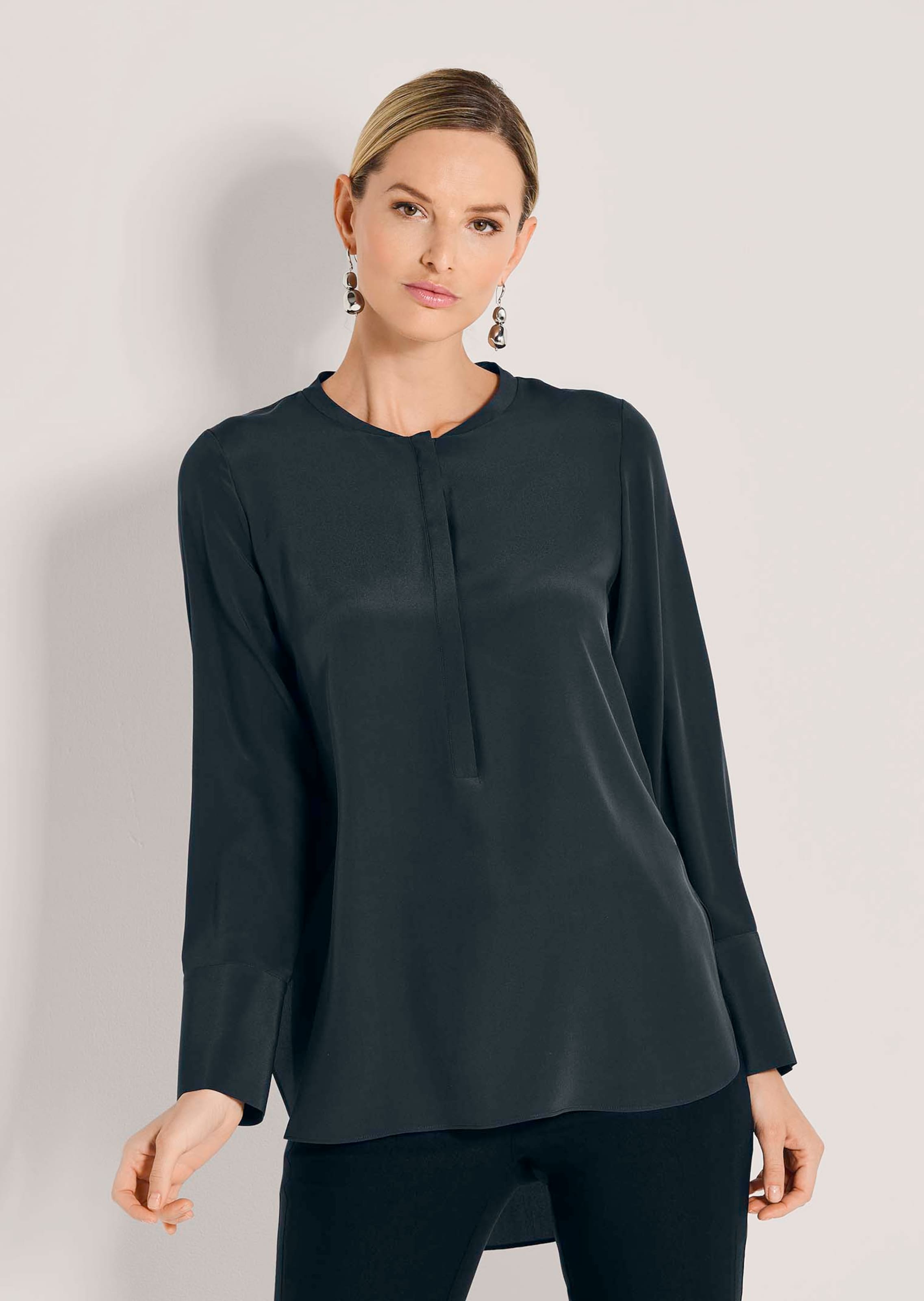 Blouse longue en soie sans col