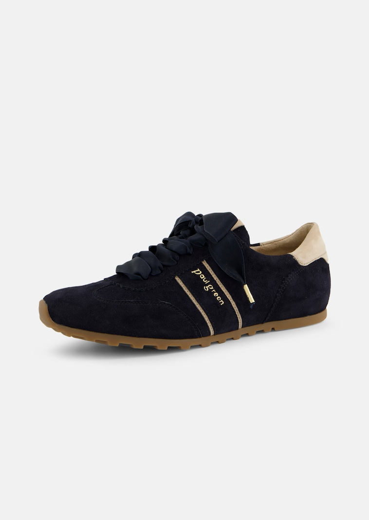 Sneaker mit breiten Schnürsenkeln