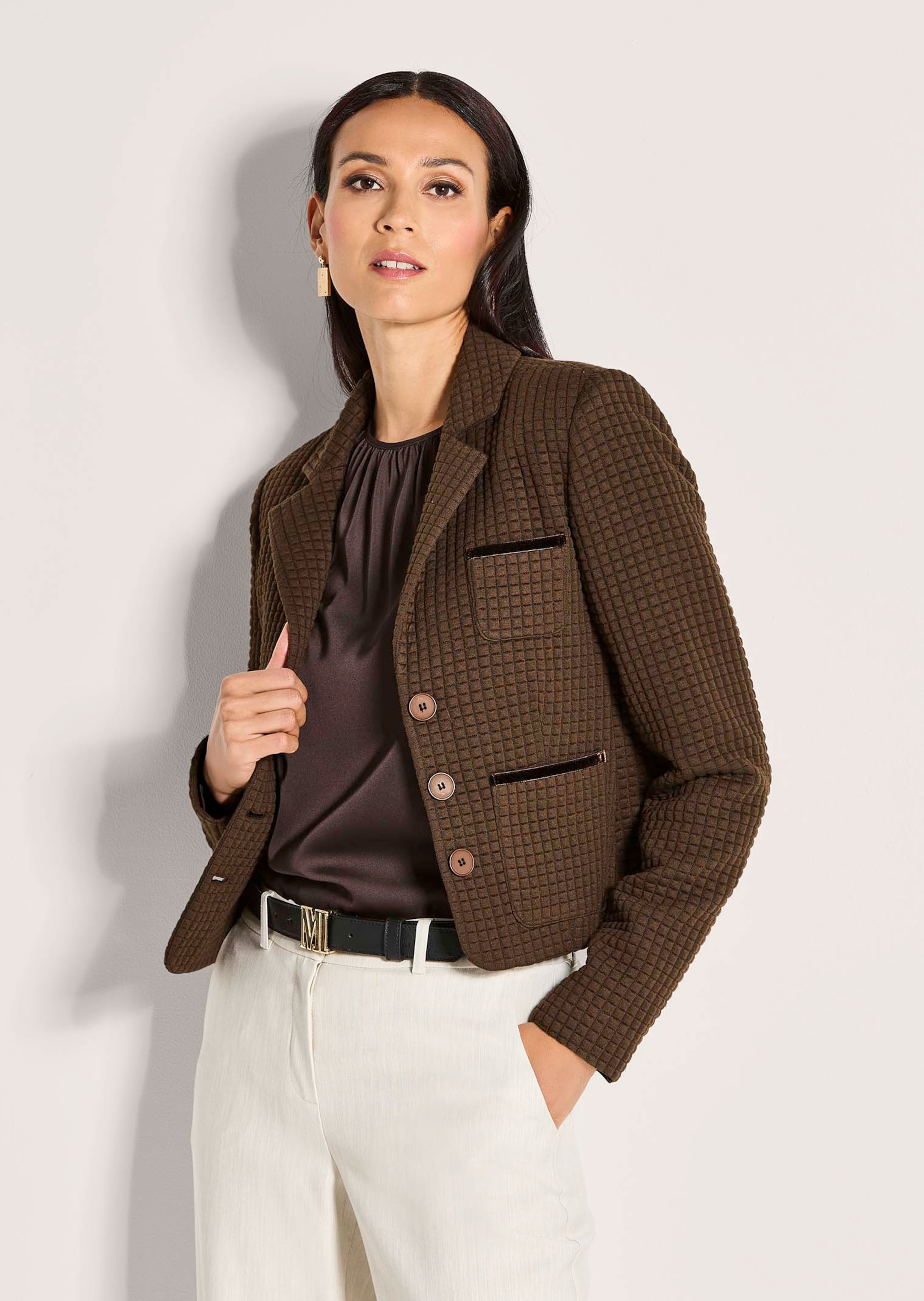Short jersey blazer with a waffle texture