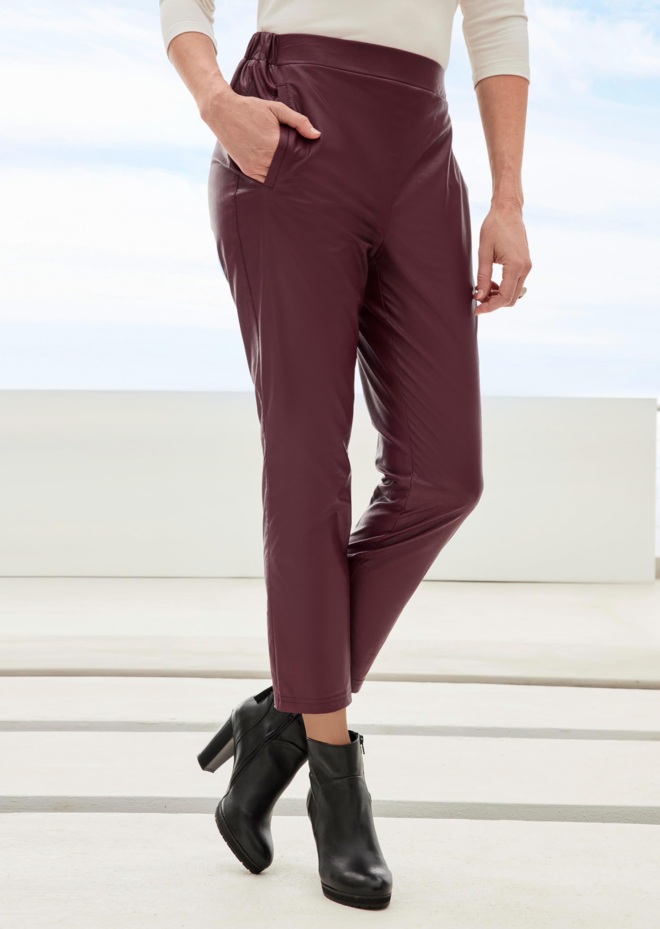 Bequeme Schlupfhose in Lederoptik thumbnail 7