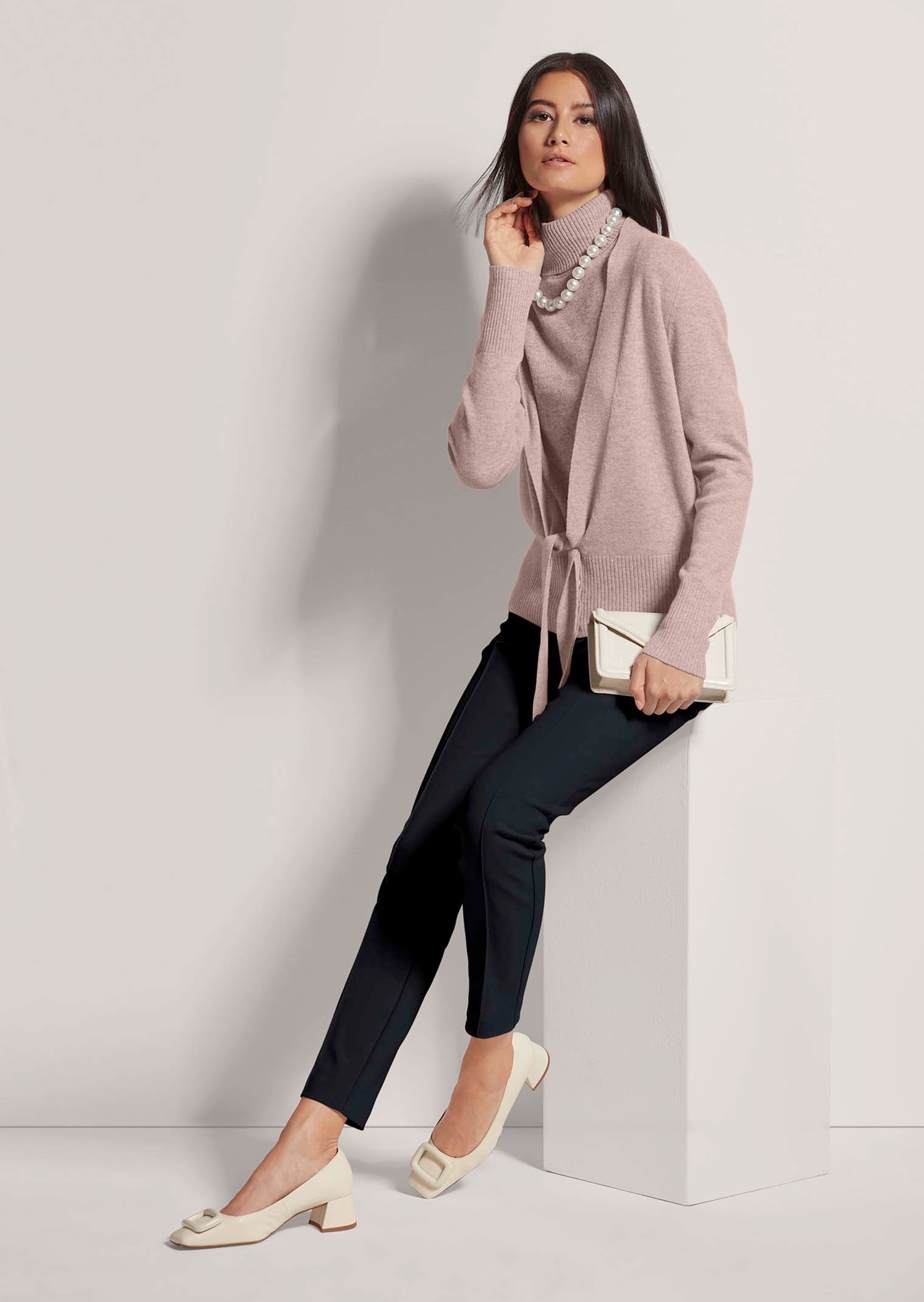 Kaschmir-Strickjacke mit tiefem V-Ausschnitt und Bindeband