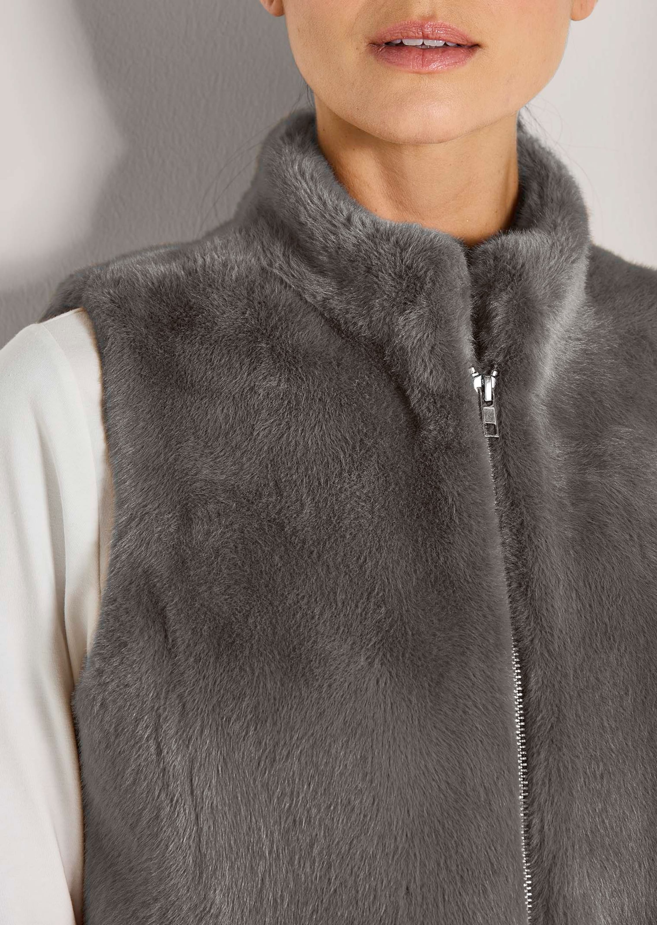 Gilet en fausse fourrure avec zip de fermeture thumbnail 6