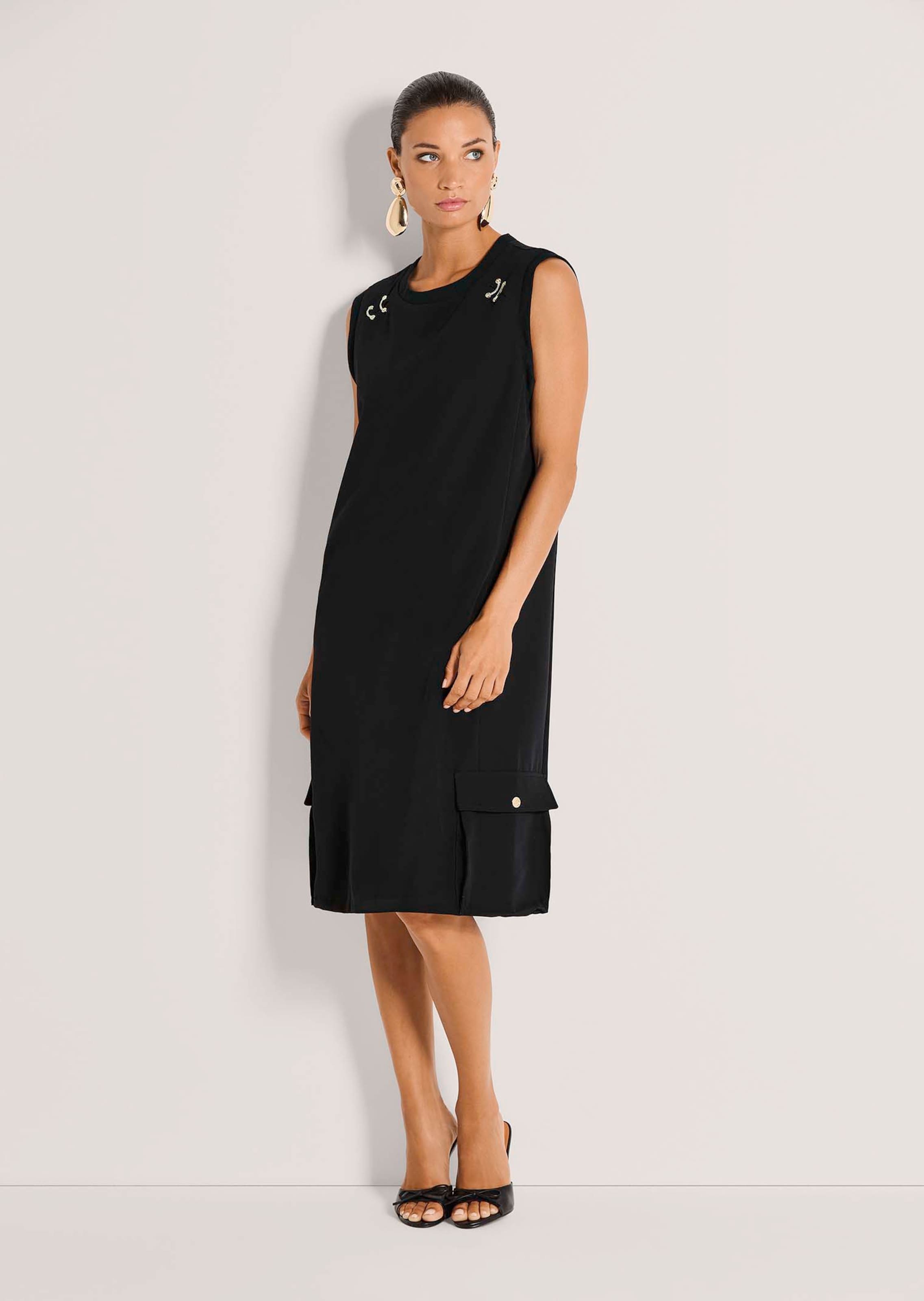 Kleid in H-Linie mit goldfarbenen Spangen