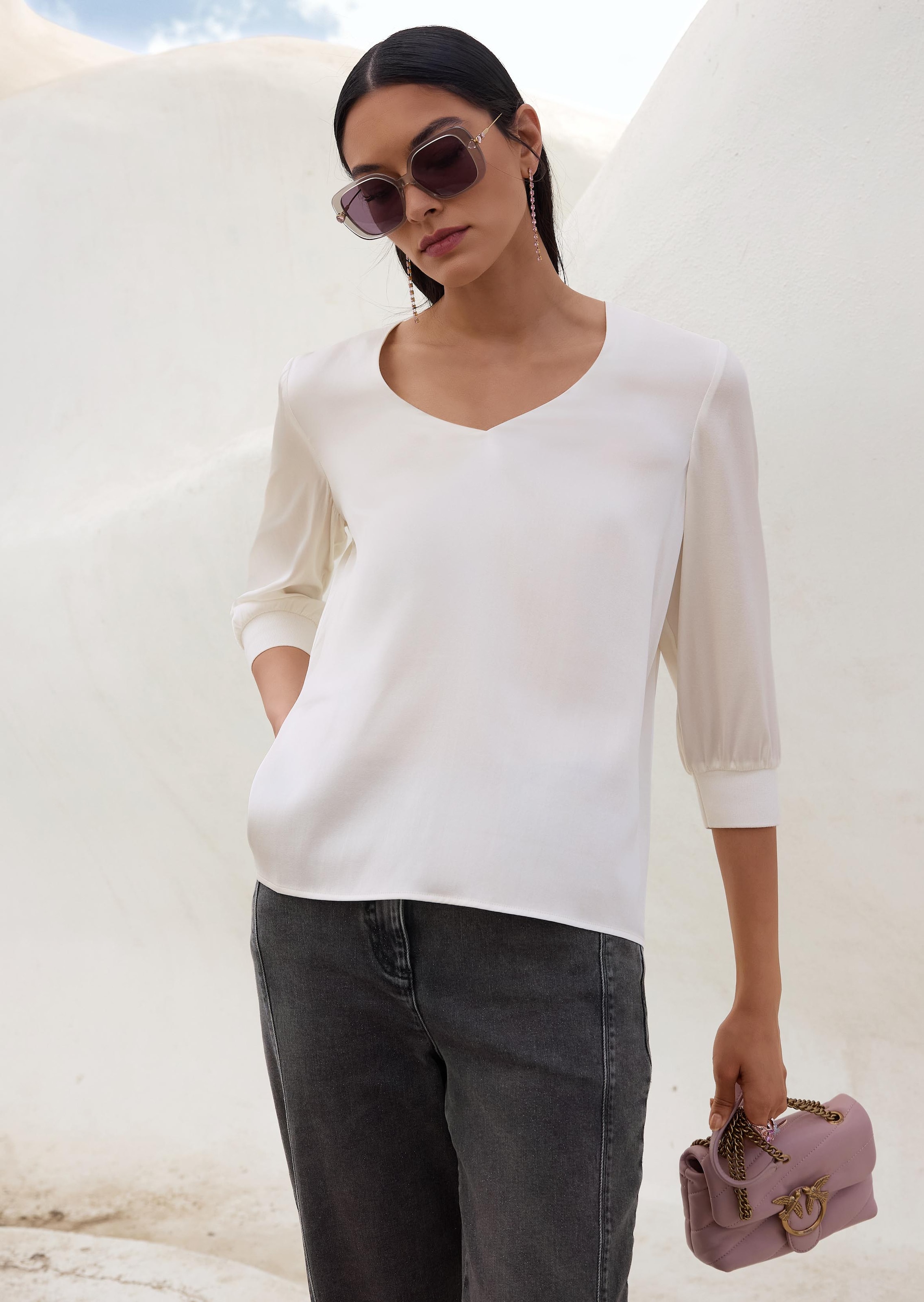 Blusenshirt aus Seidenstretch mit V-Ausschnitt