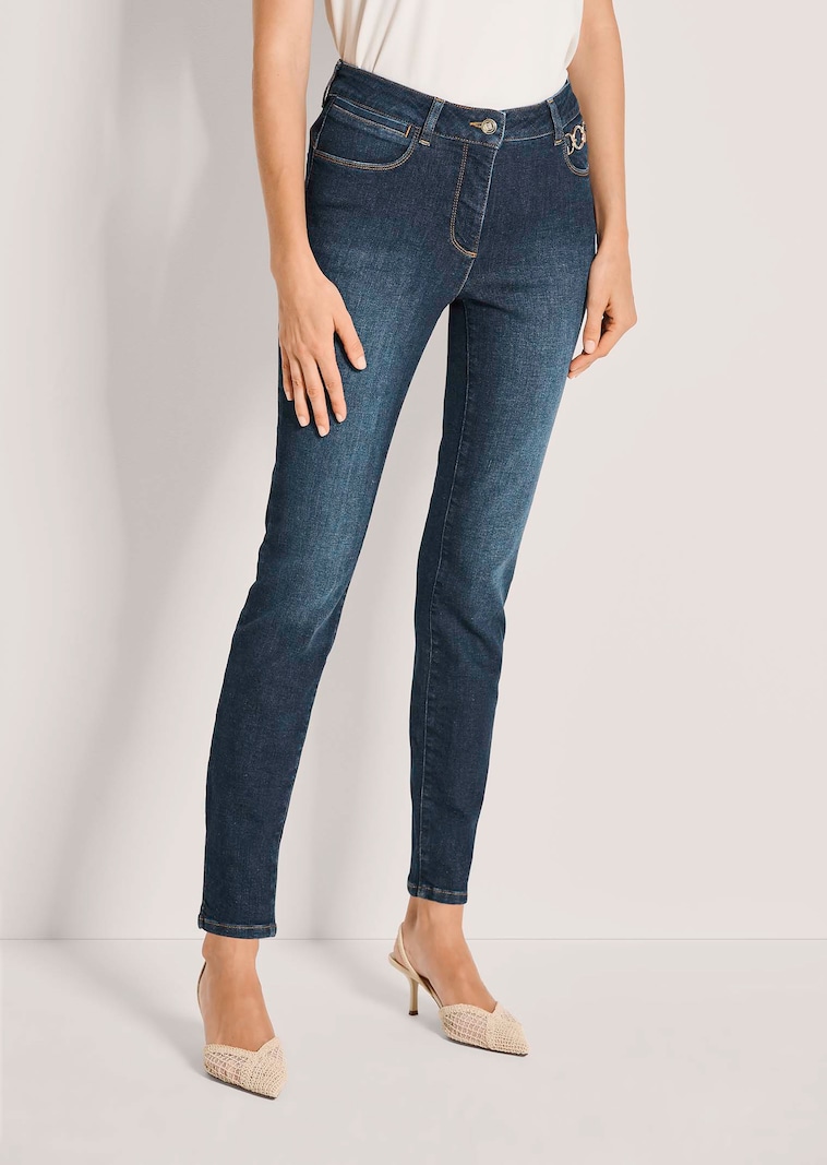Modische Slim-Jeans mit Kettendekoration