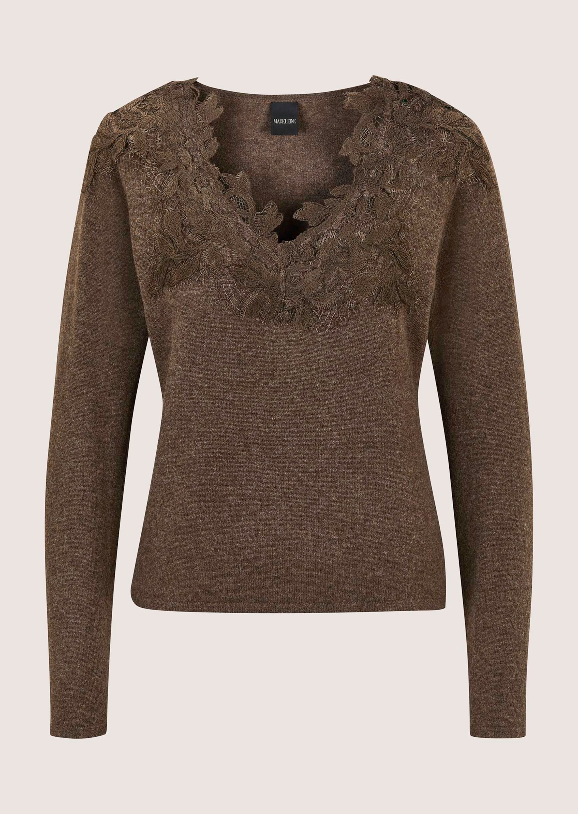 Fine-knit jumper with a lace trim