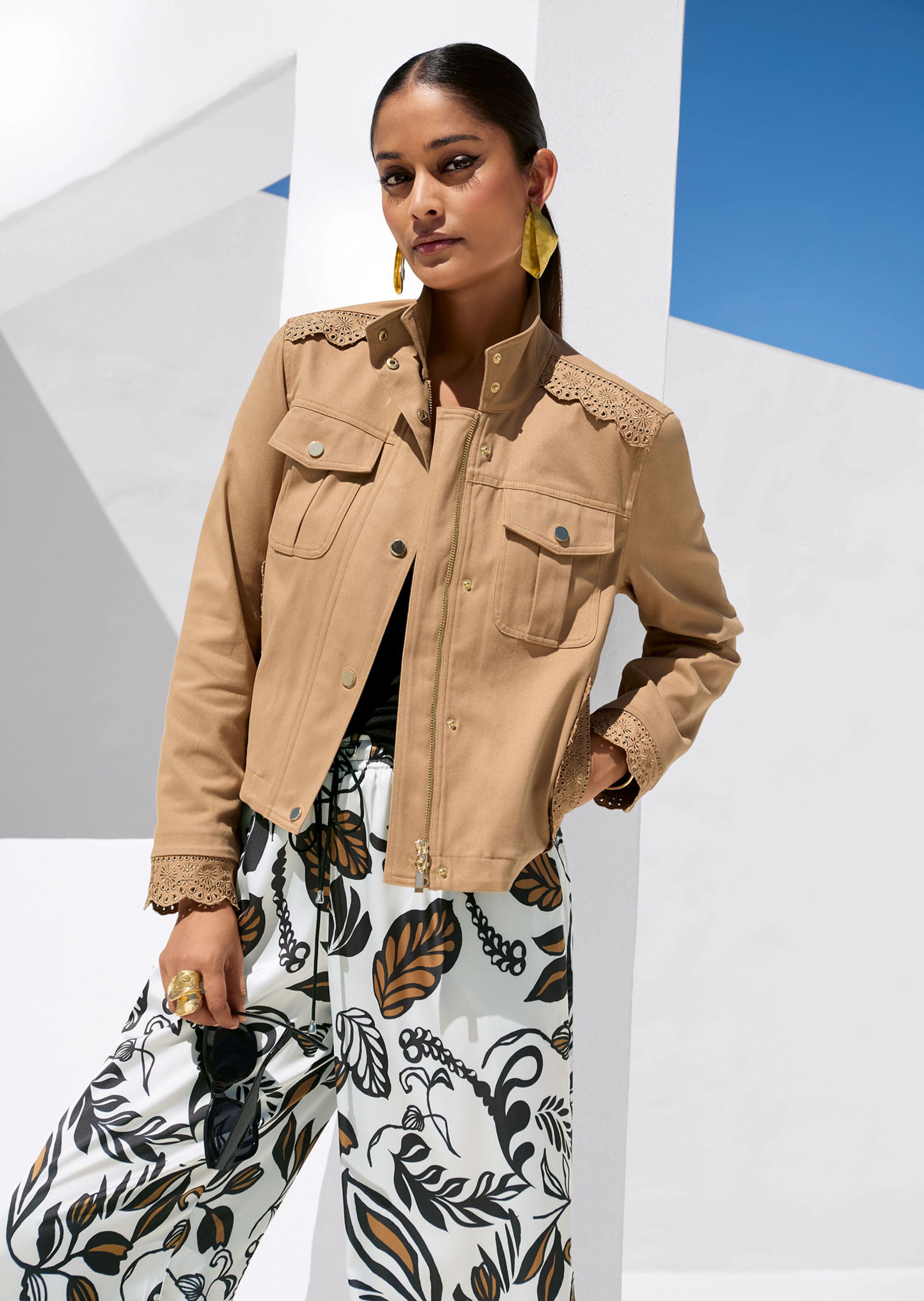 Kurze Jacke mit edler Madeira-Spitze