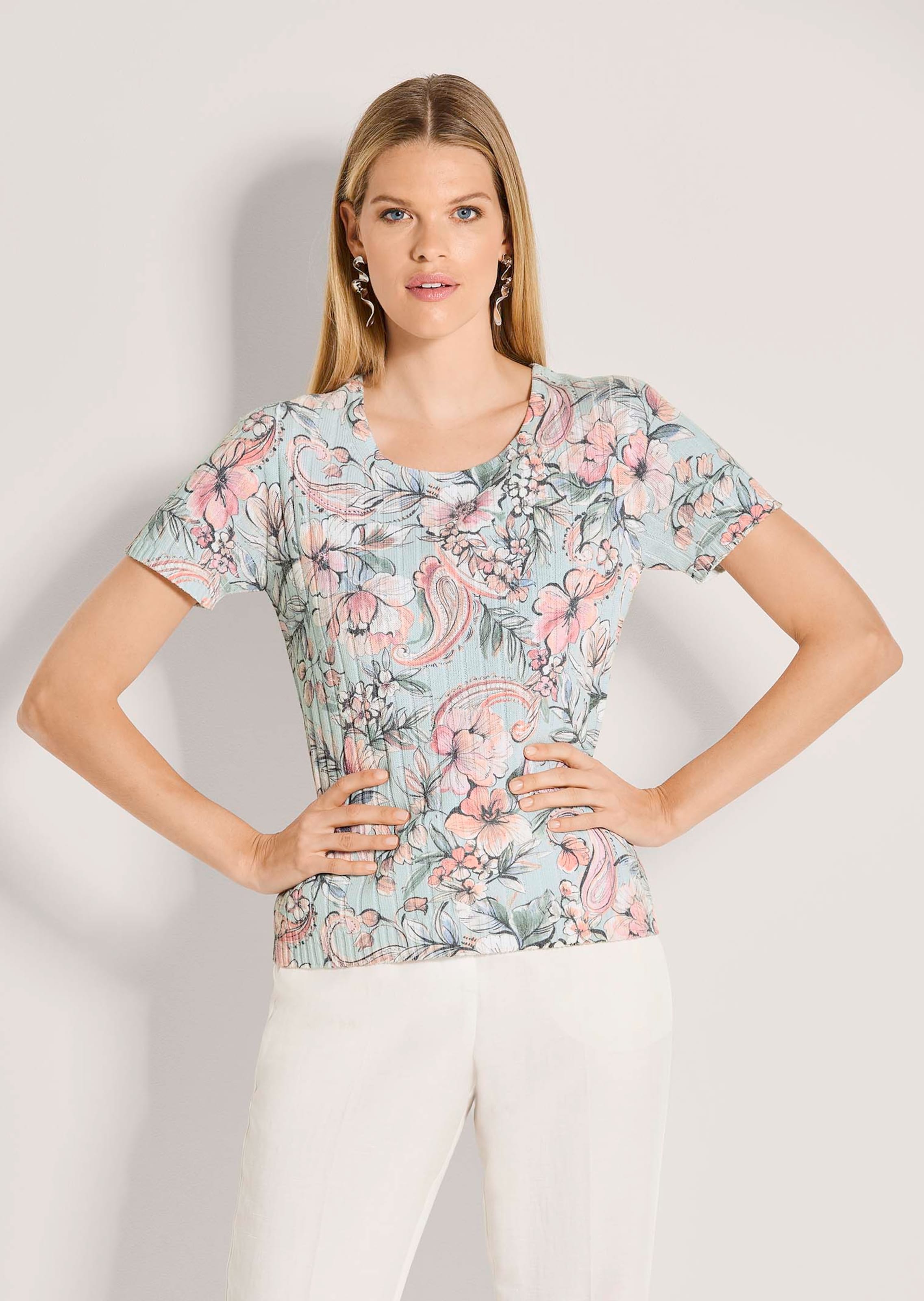 Sommerlicher Pullover mit Blumenmuster