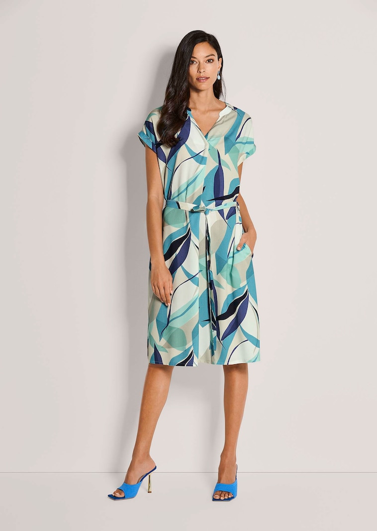 Sommerkleid mit grafischem Print und Bindeband
