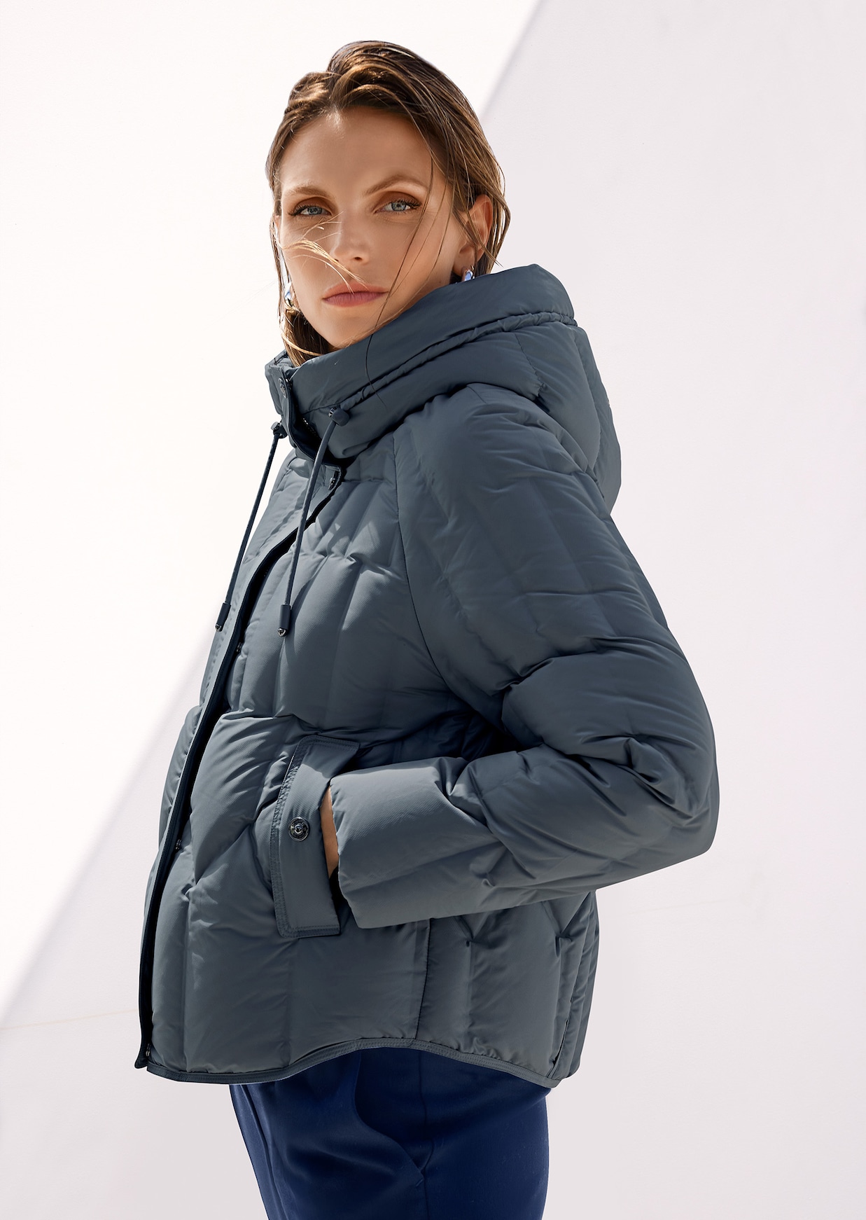 Sportive Daunen-Steppjacke mit Kapuze