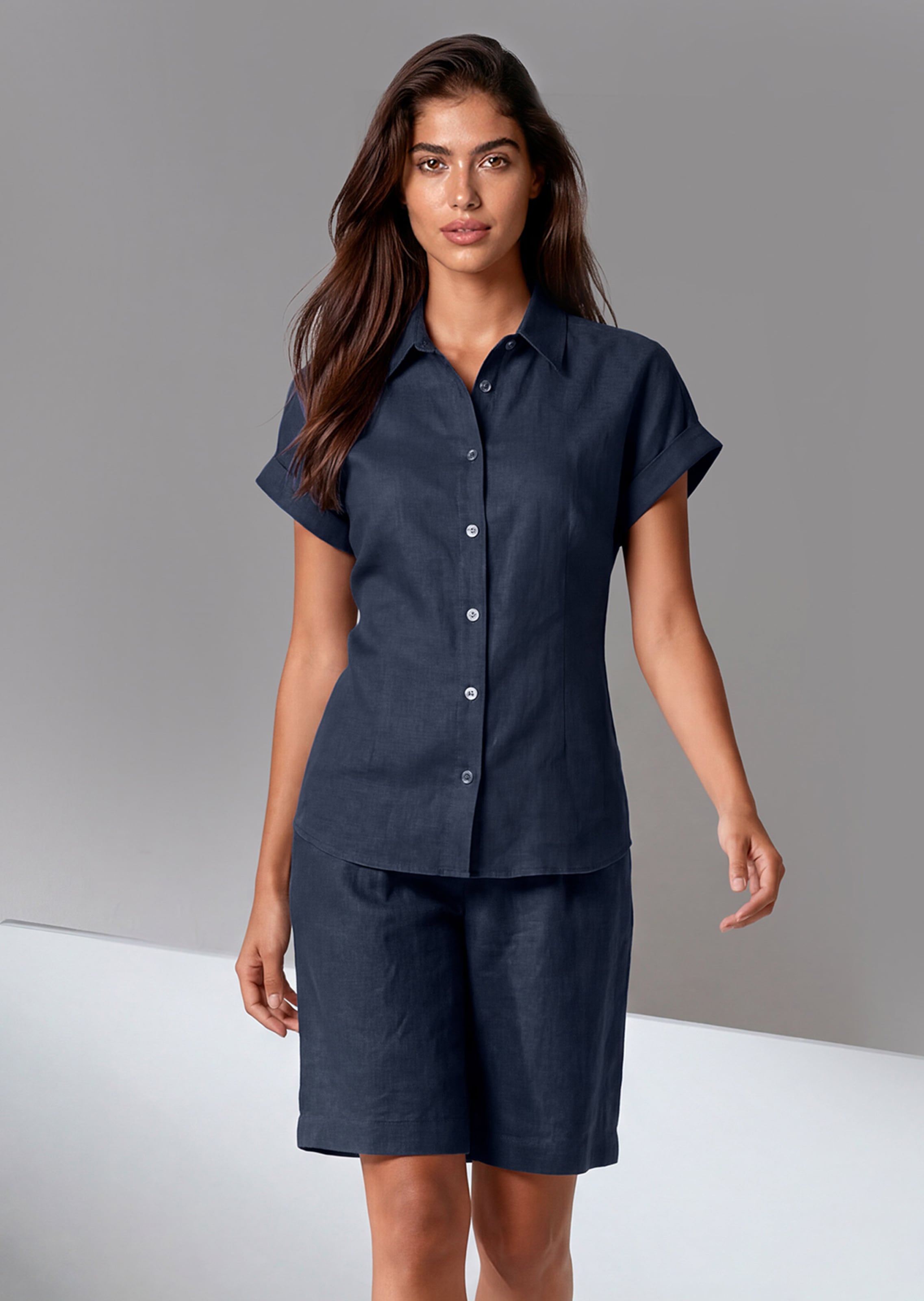 Kurzärmelige Bluse mit Seitenschlitzen