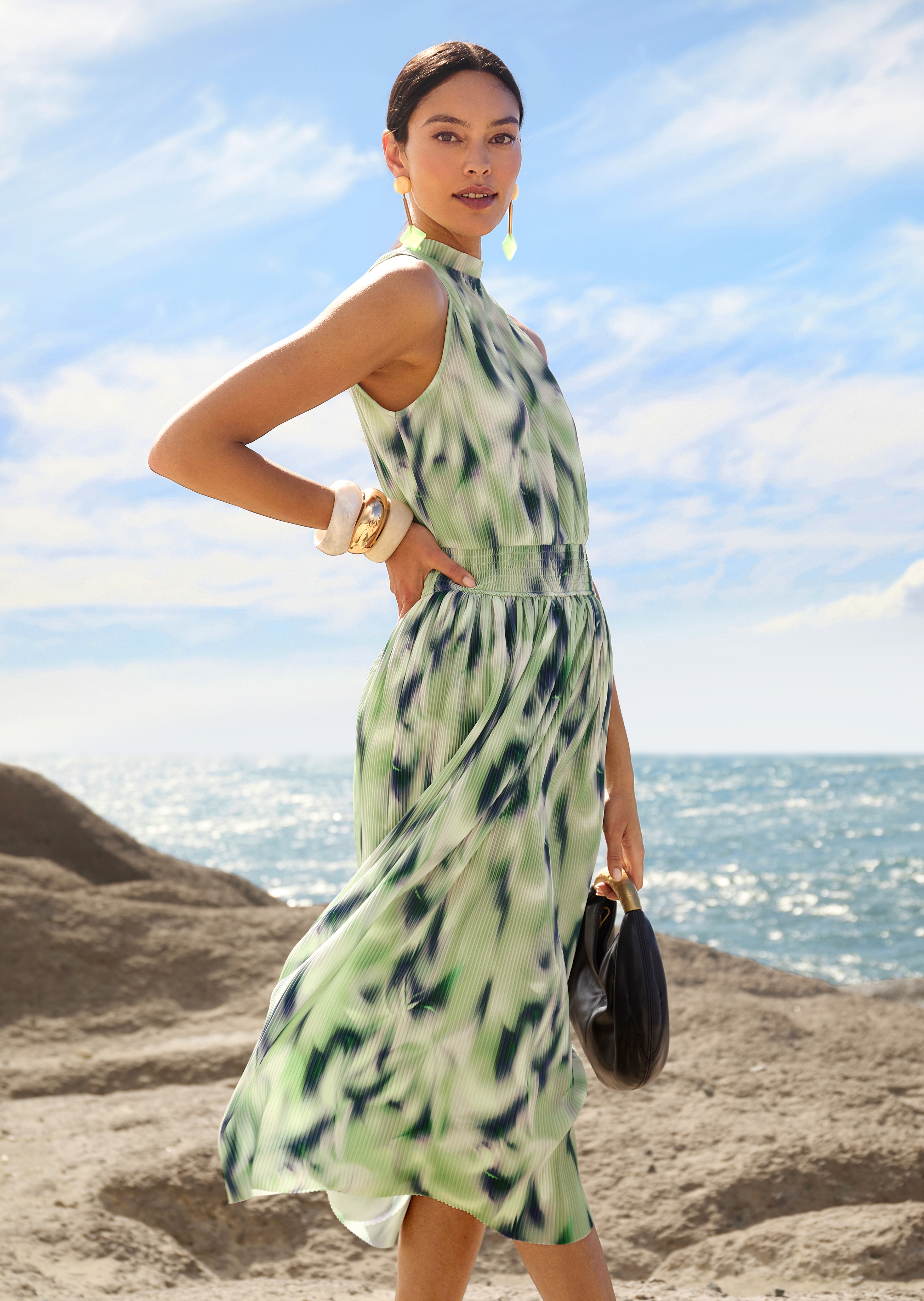 Robe plissée à col montant