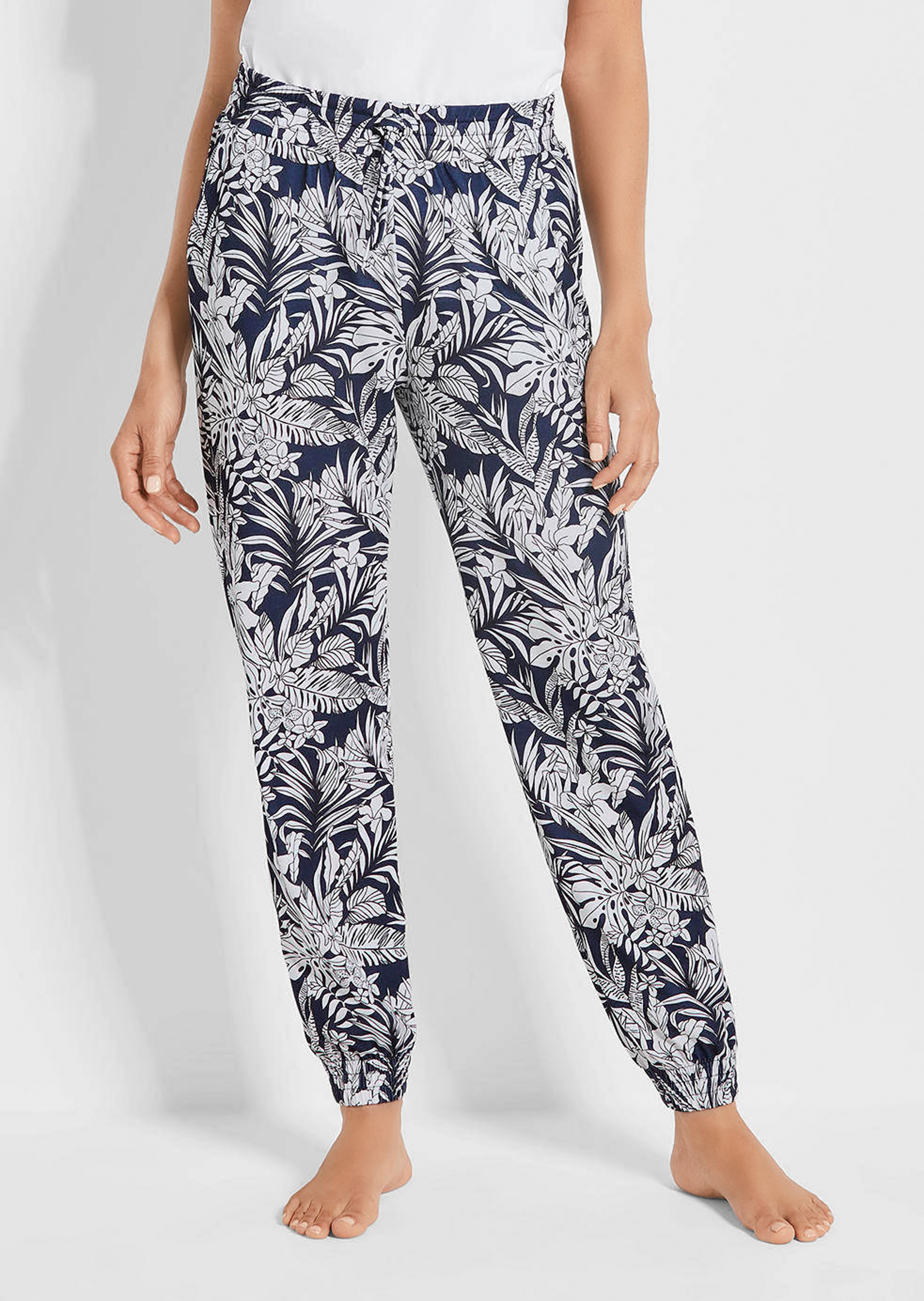 Comfortable joggers with a leaf print