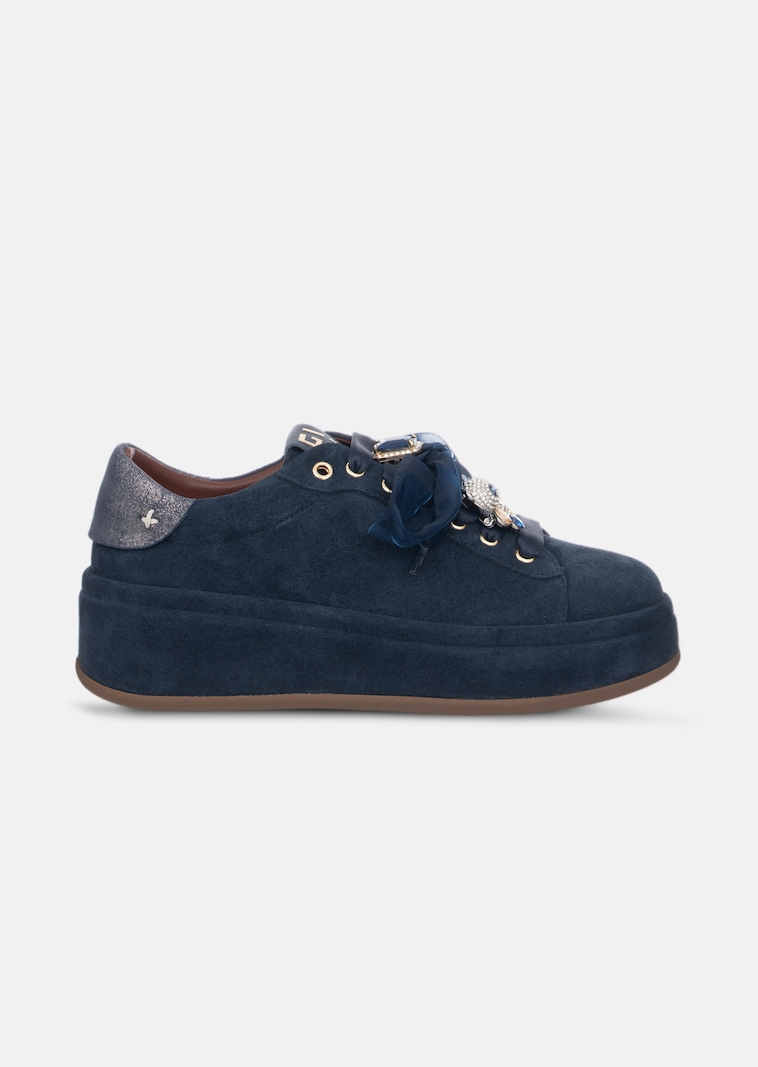 Sneaker aus Veloursleder mit Tüllschleife