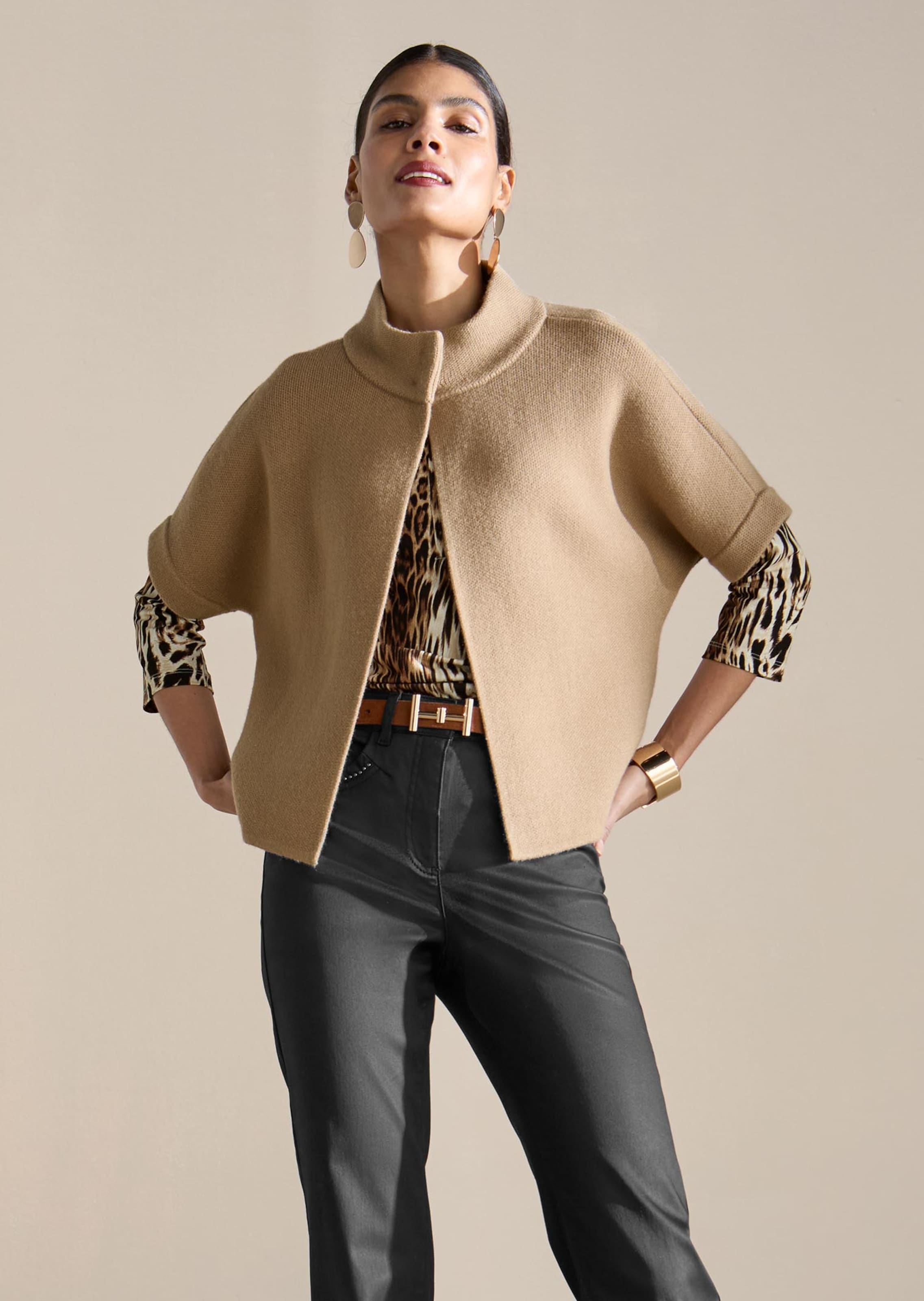 Kurze Strickjacke in Cape-Form