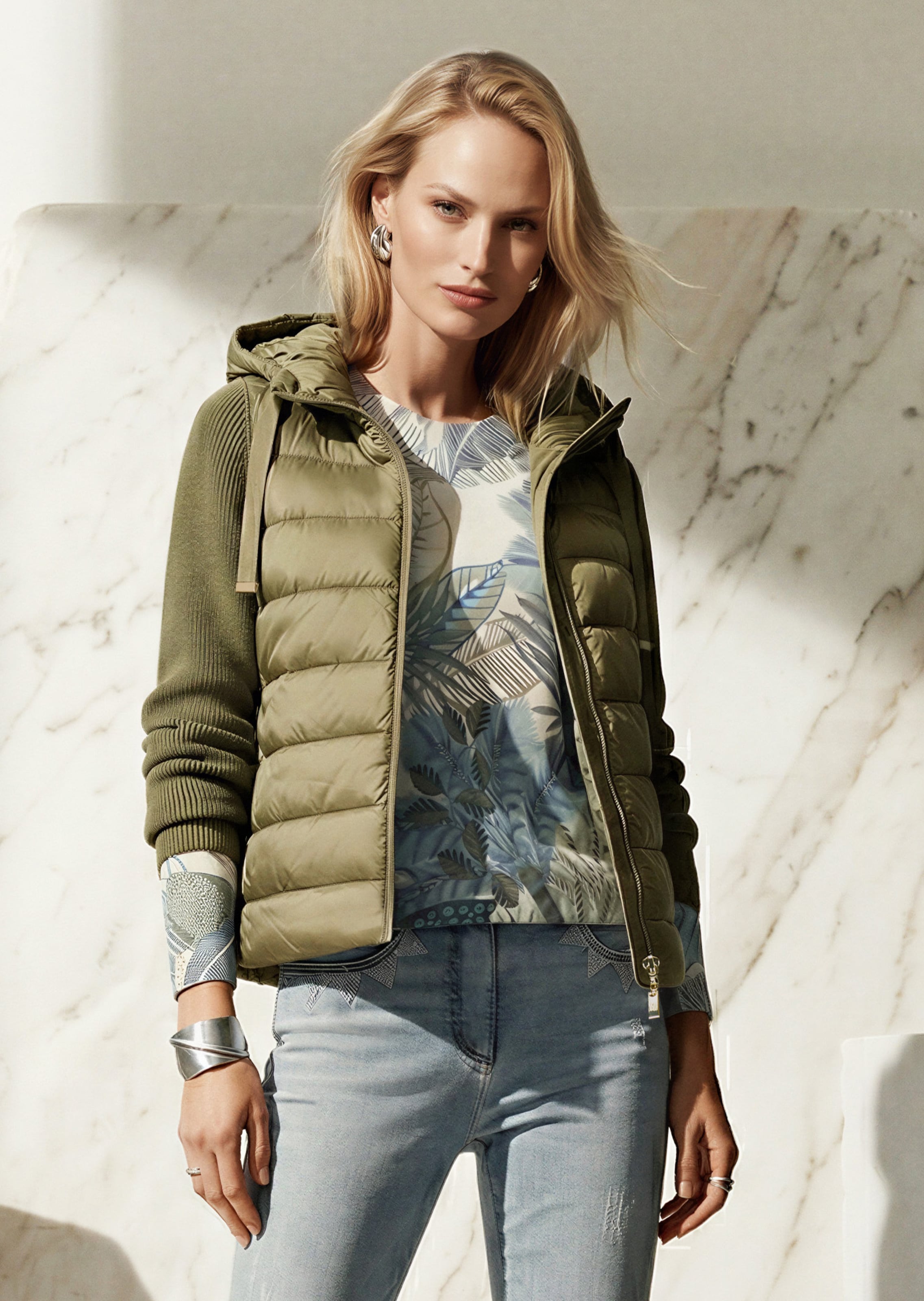 Veste matelassée avec manches en tricot et capuche