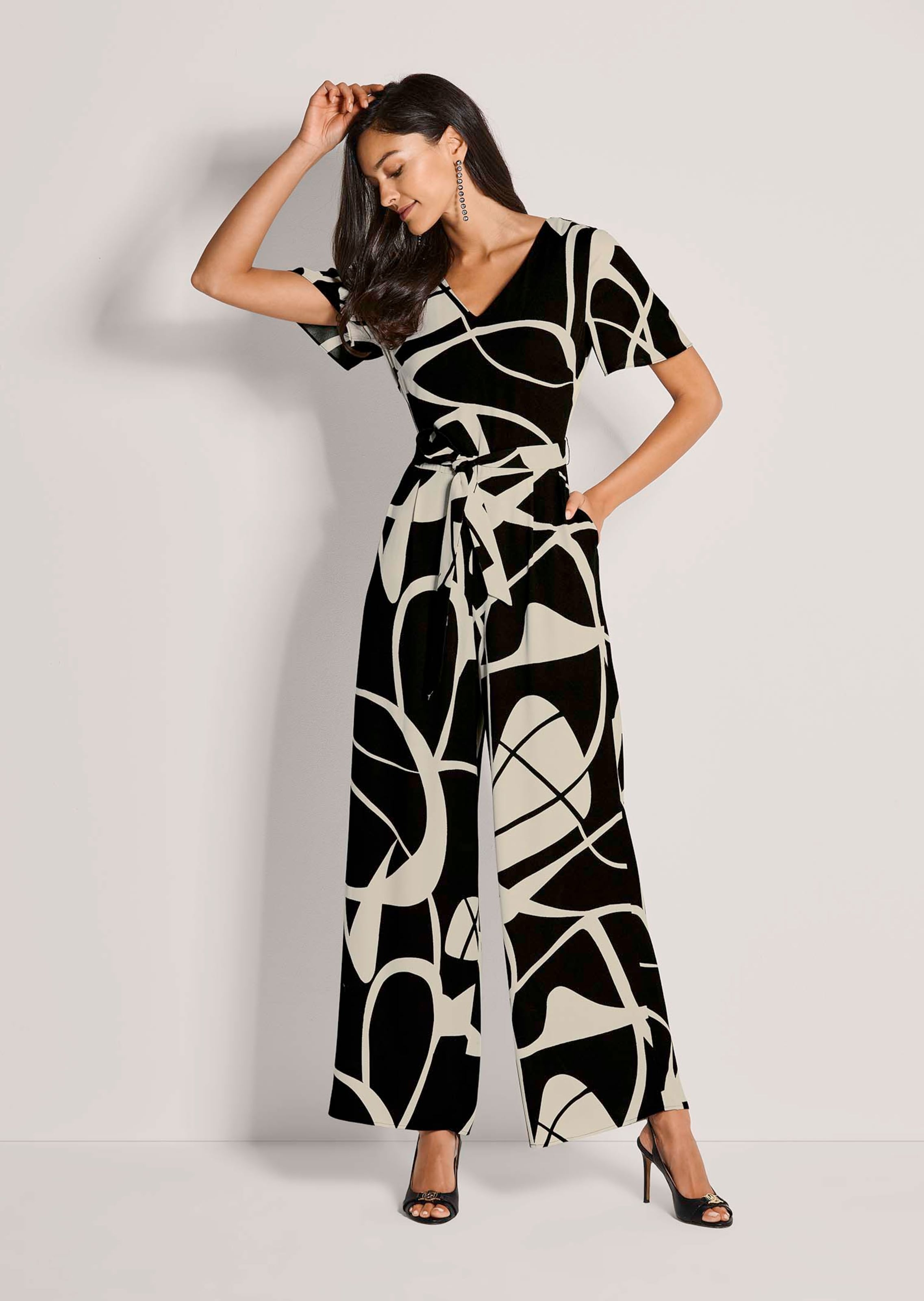 Jumpsuit met grafische print en V-hals in schwarz / wolwit