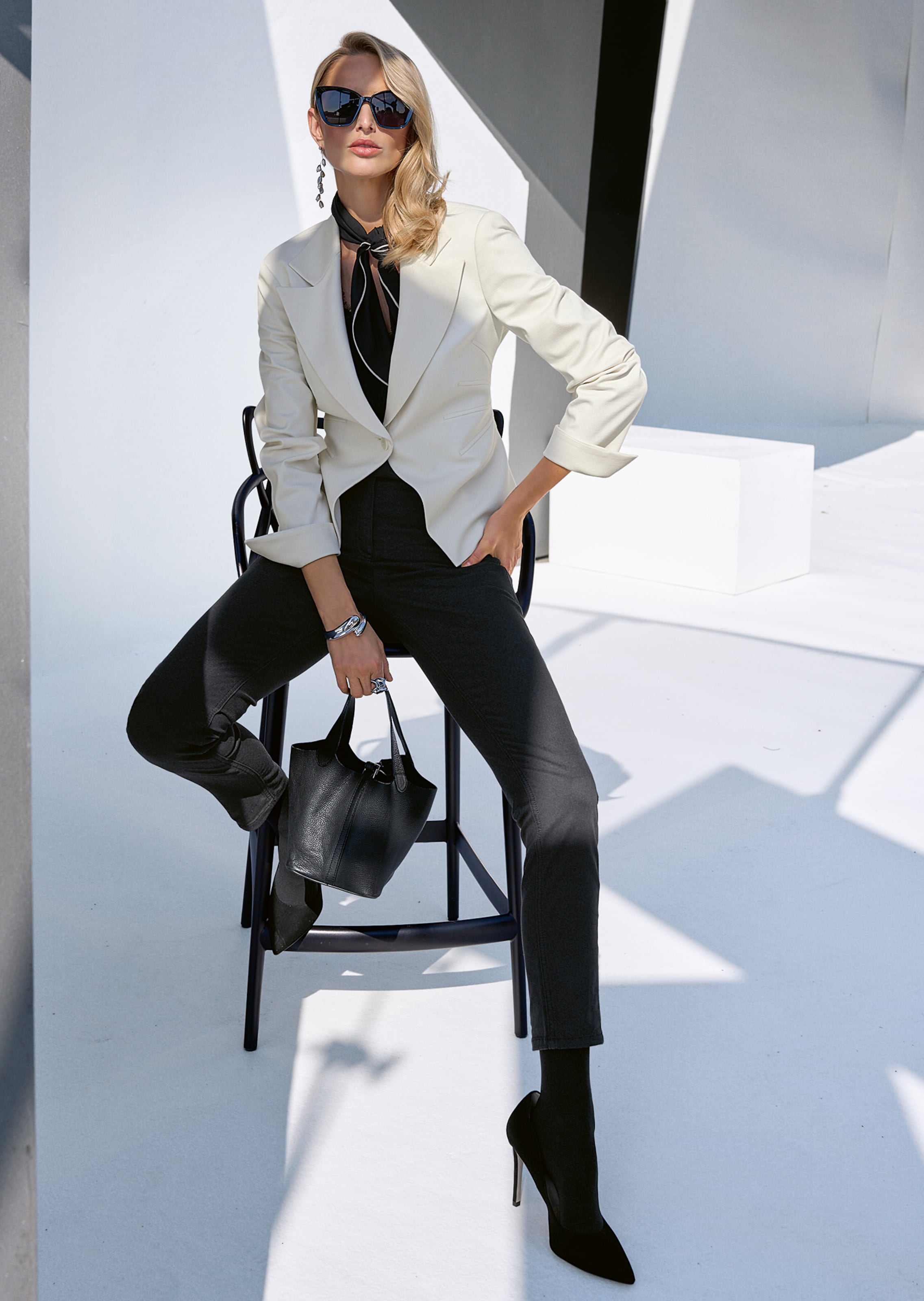 Kurzer Jersey-Blazer mit Ziernähten