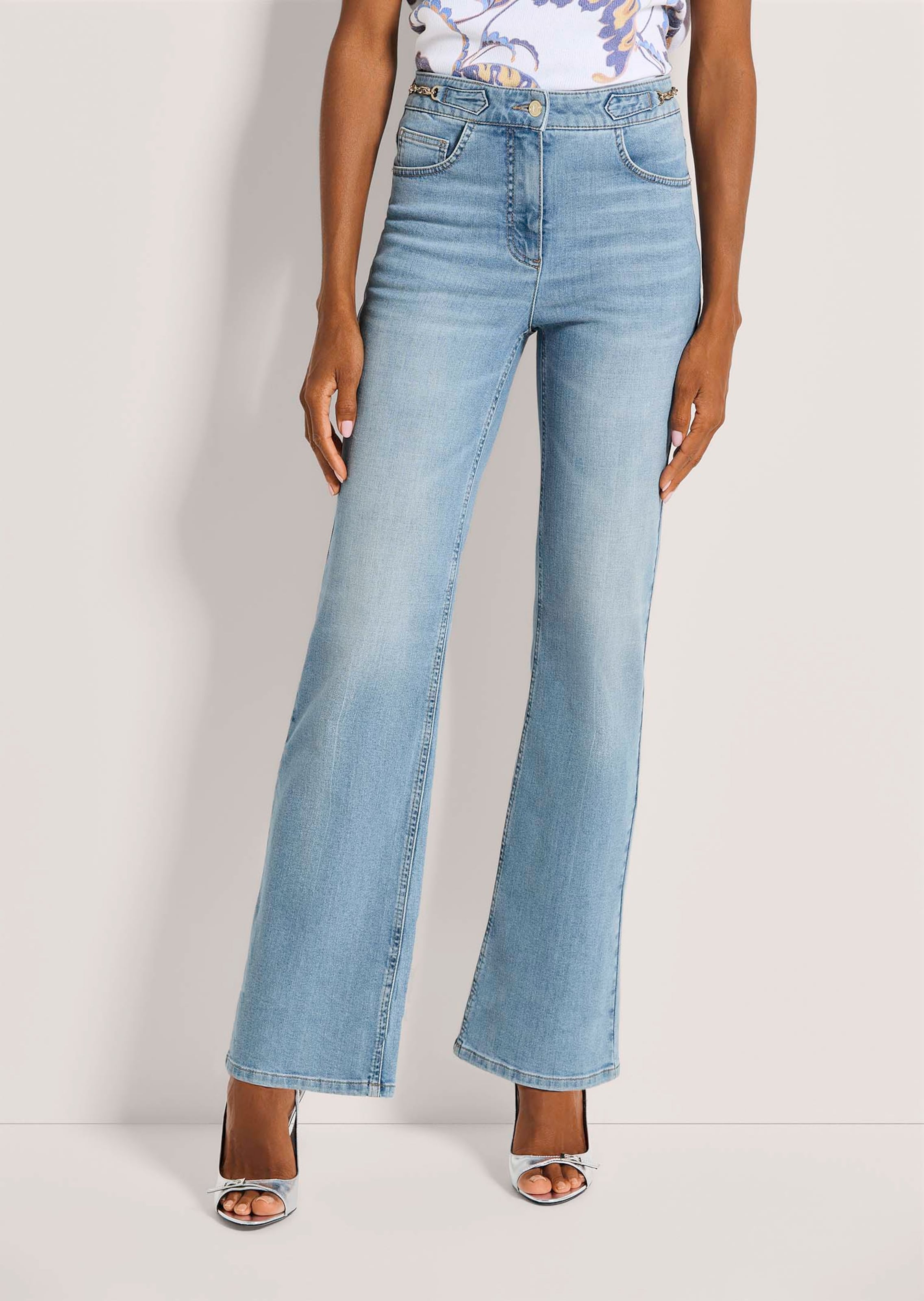 Straight-Leg-Jeans mit Kettendekoration