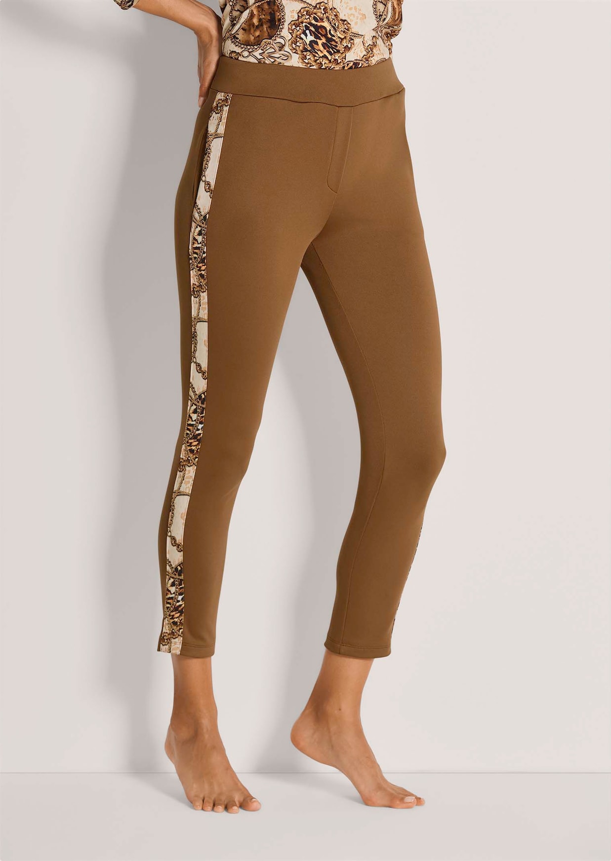 Freizeithose mit Streifenbesatz