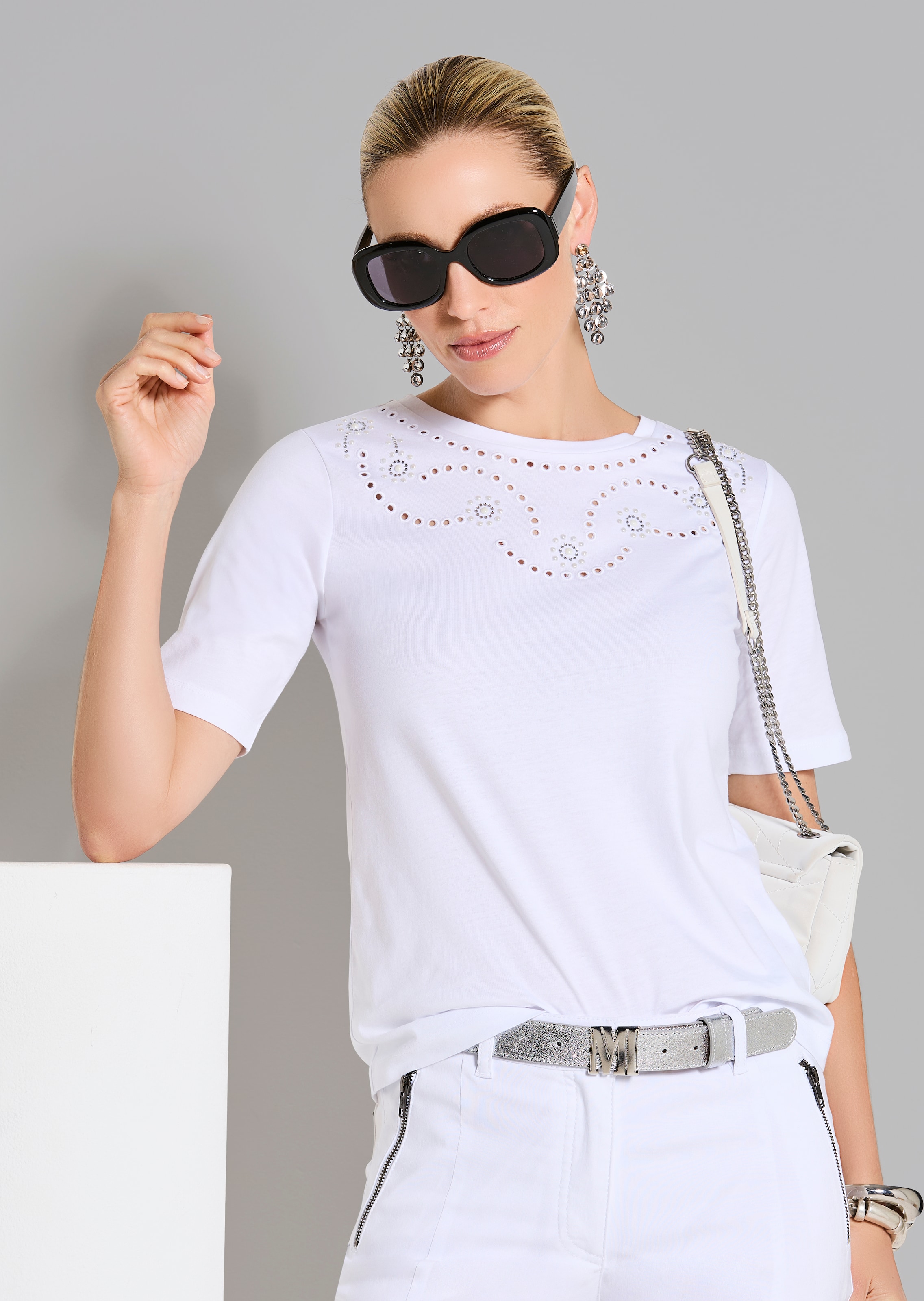 Shirt mit aufwändig verziertem Ausschnitt