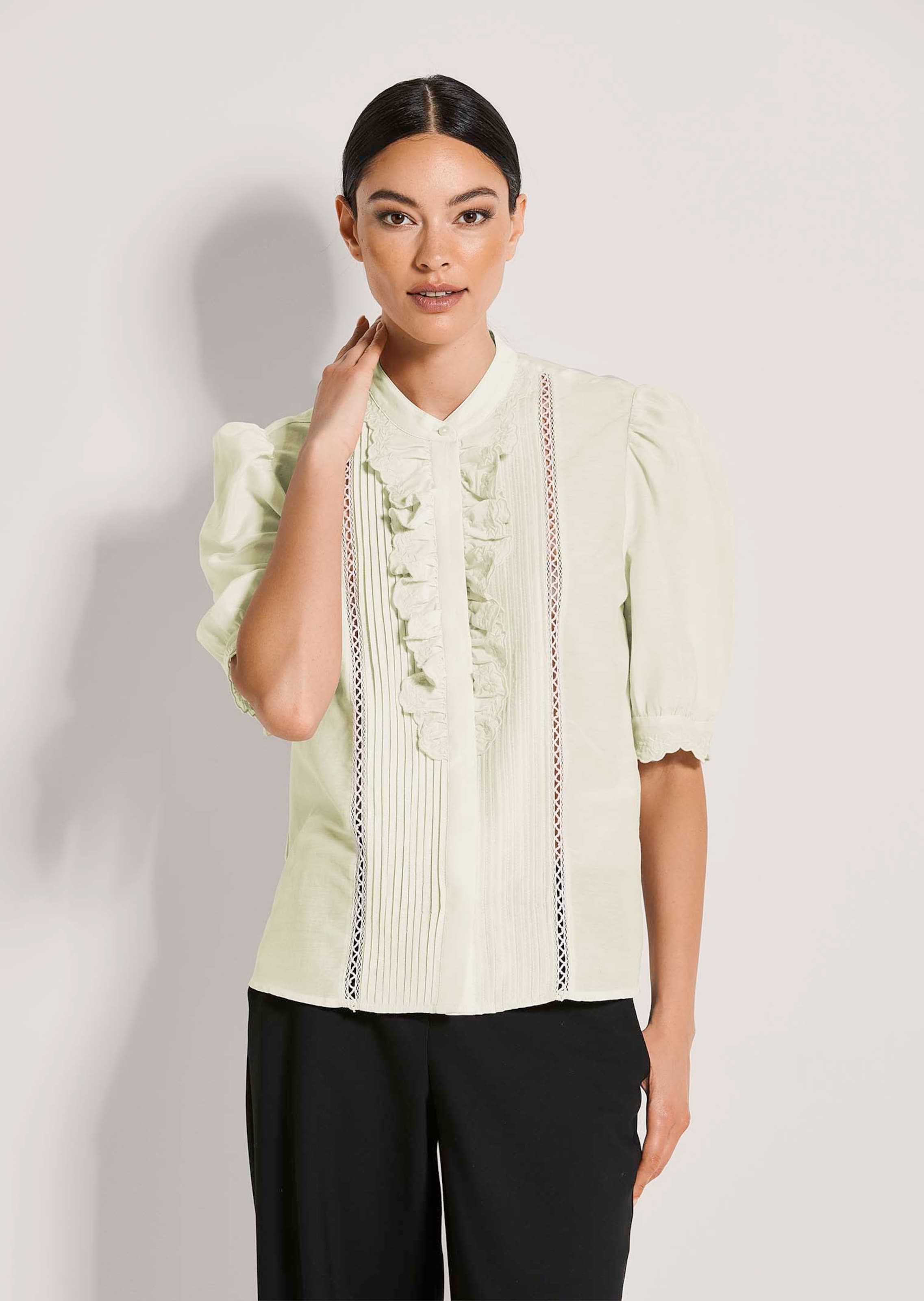 Romantische Rüschenbluse mit Stickerei