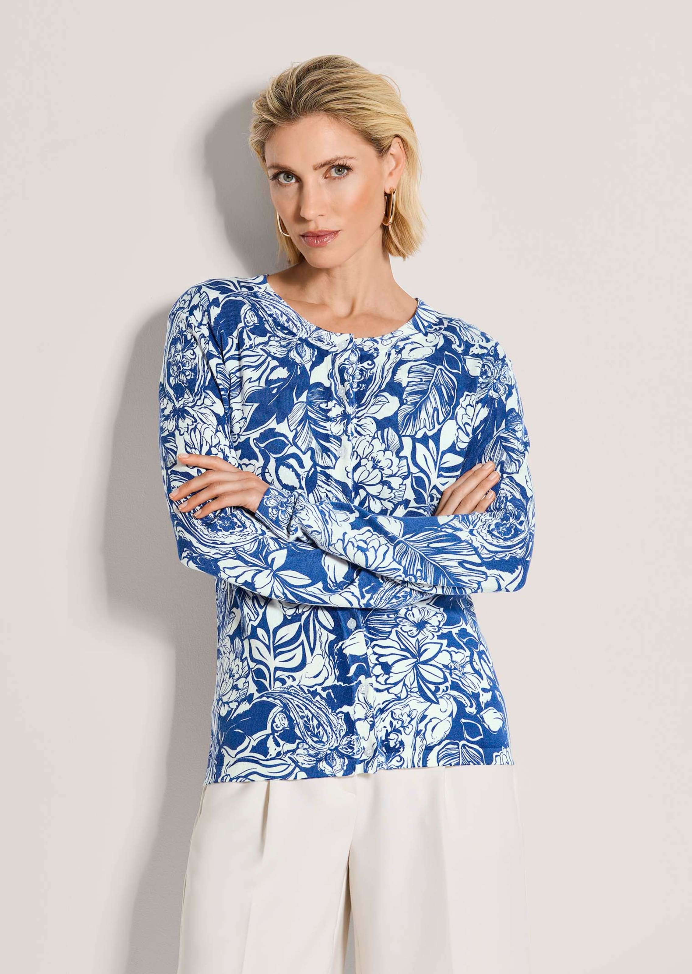 Strickjacke mit Blumenmuster