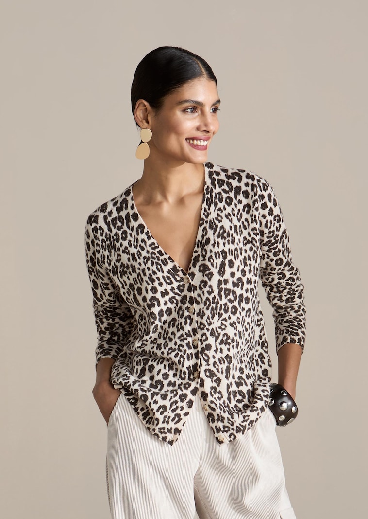 Kaschmir-Strickjacke mit Leo-Print und V-Ausschnitt