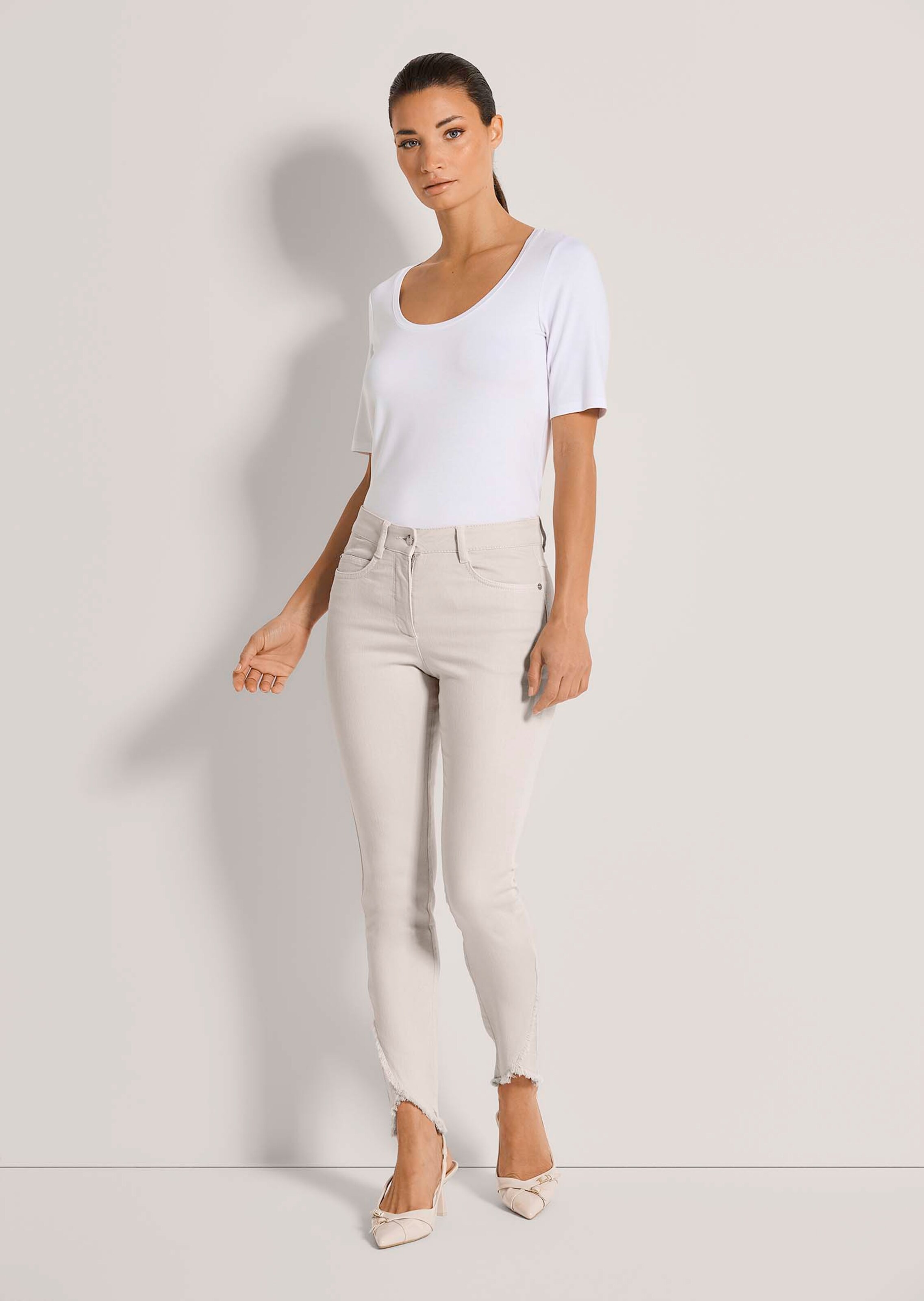 Slim-fit jeans with frayed hem thumbnail 3