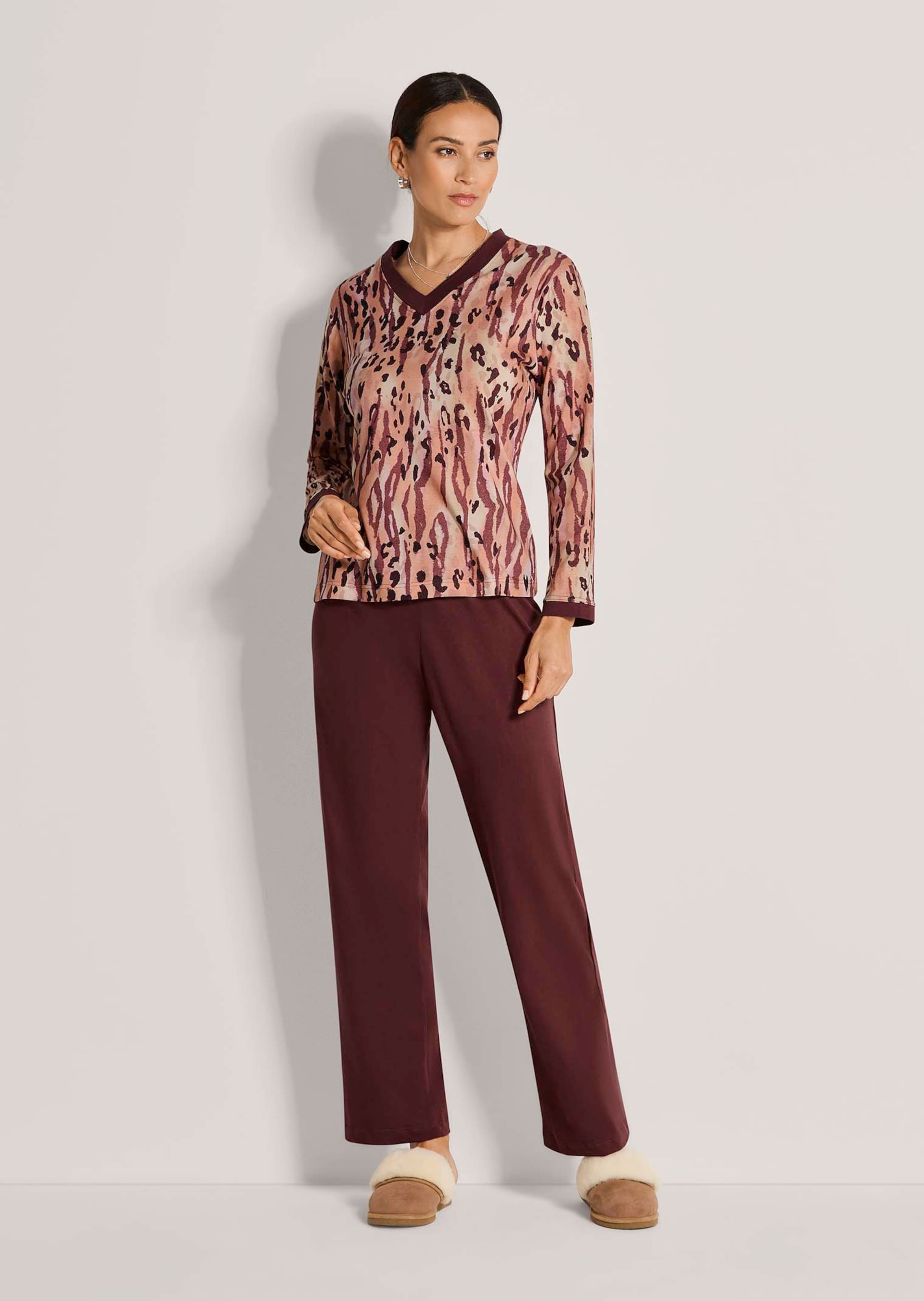 Pyjamas with an animal print and a V-neckline