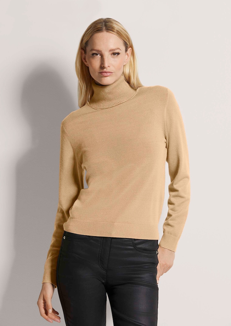 Figurnaher Feinstrickpullover