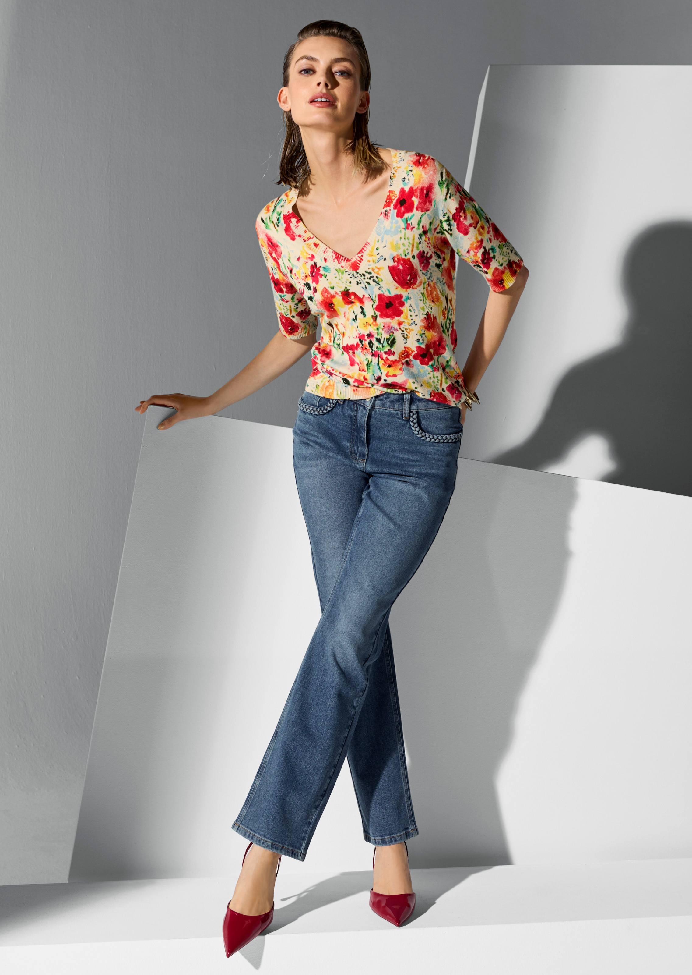 V-Pullover mit floralem Print