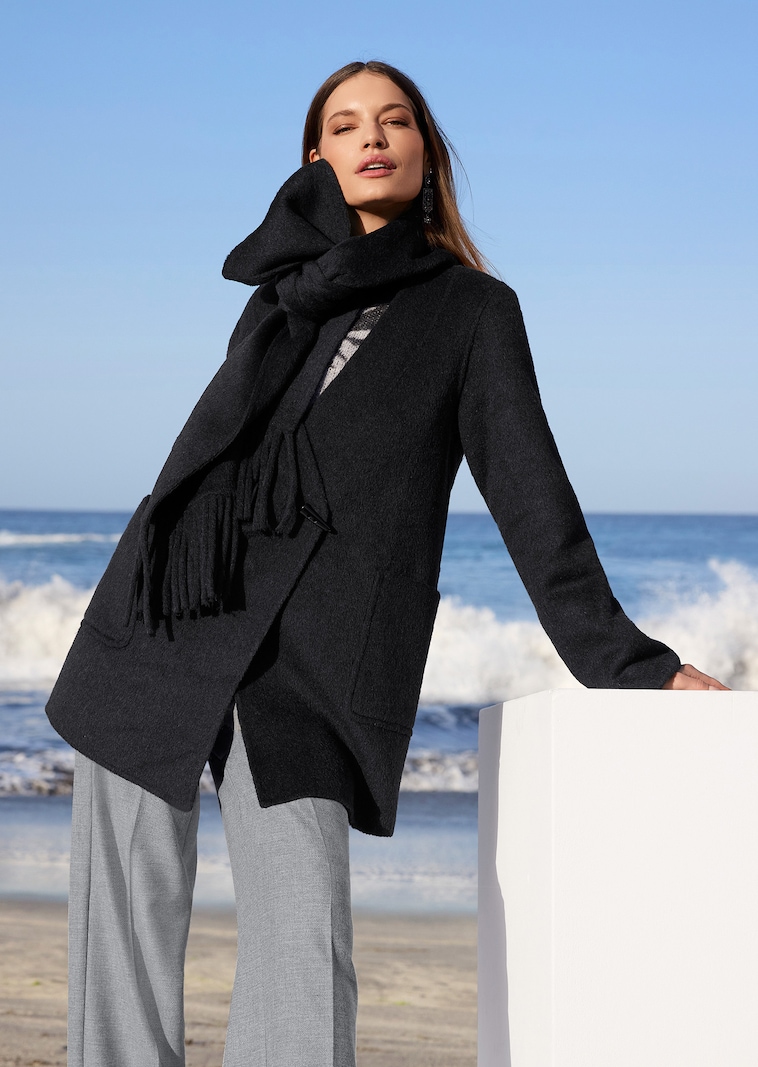 Double-faced coat with a detachable scarf