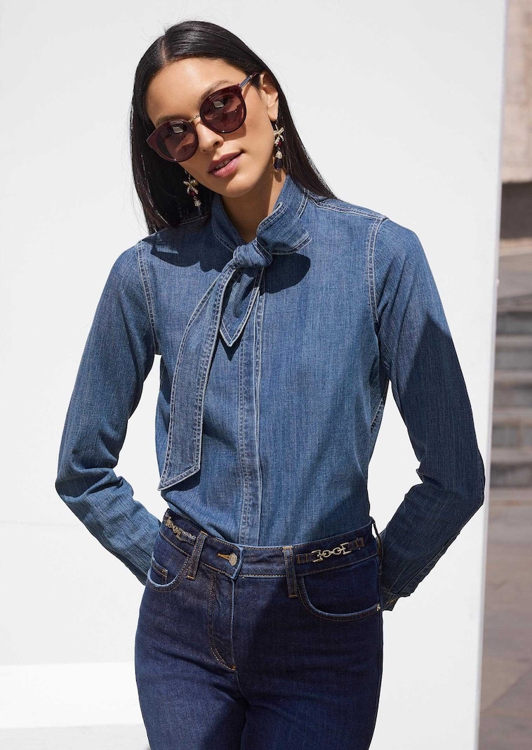 Chemisier en denim à col lavallière