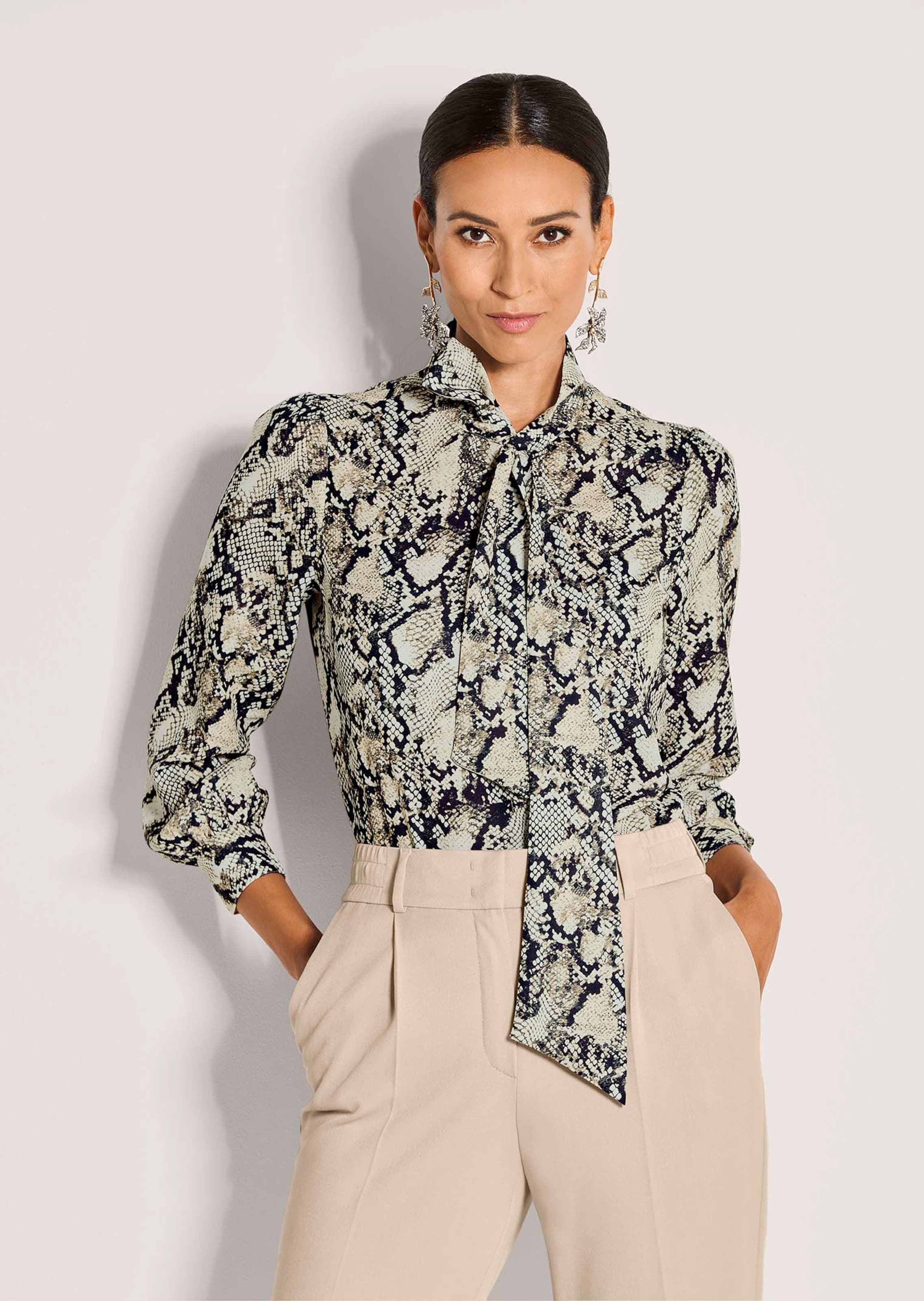 Stehkragen-Bluse im Animal-Design