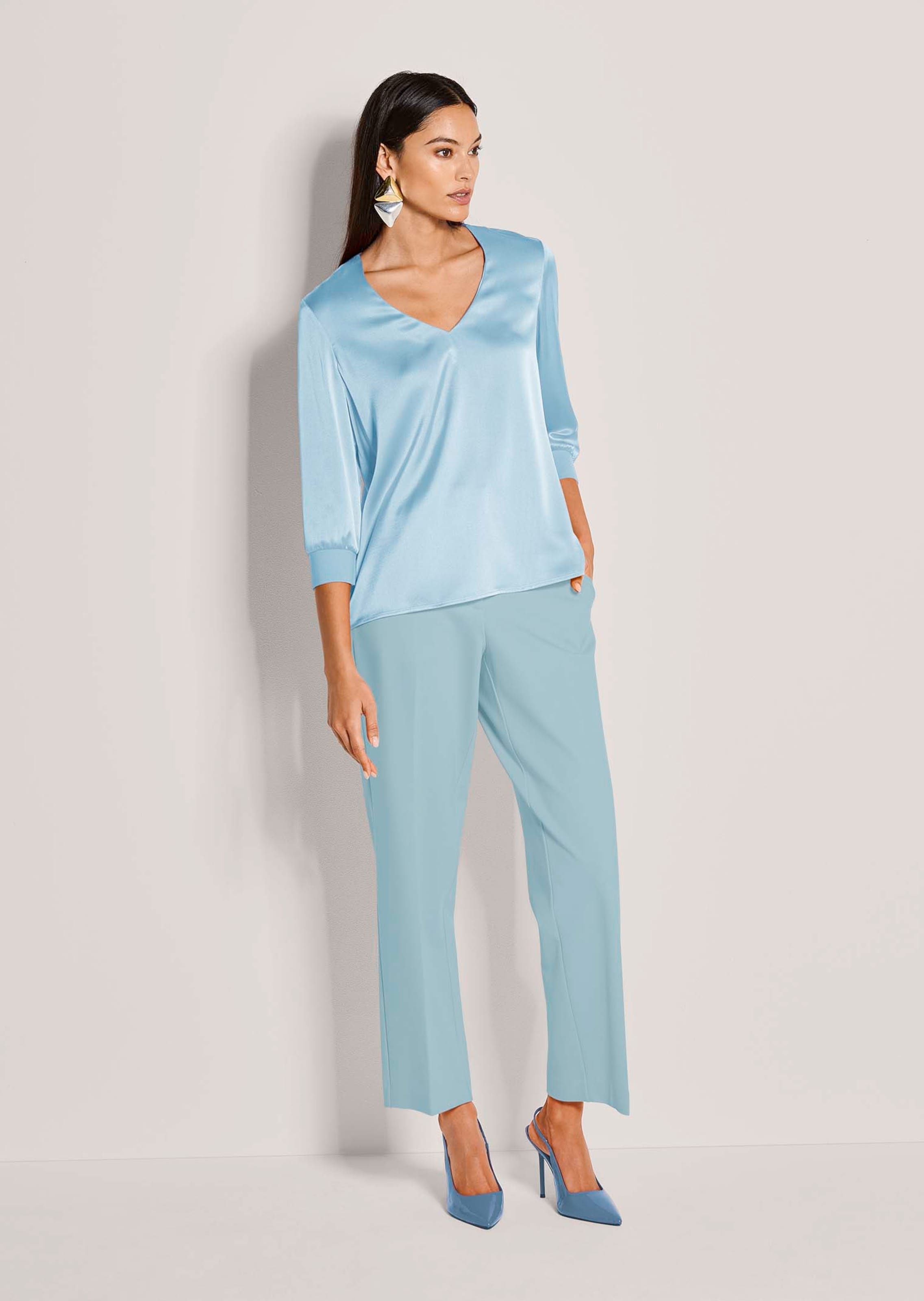 Blouse en soie stretch avec encolure en V thumbnail 3