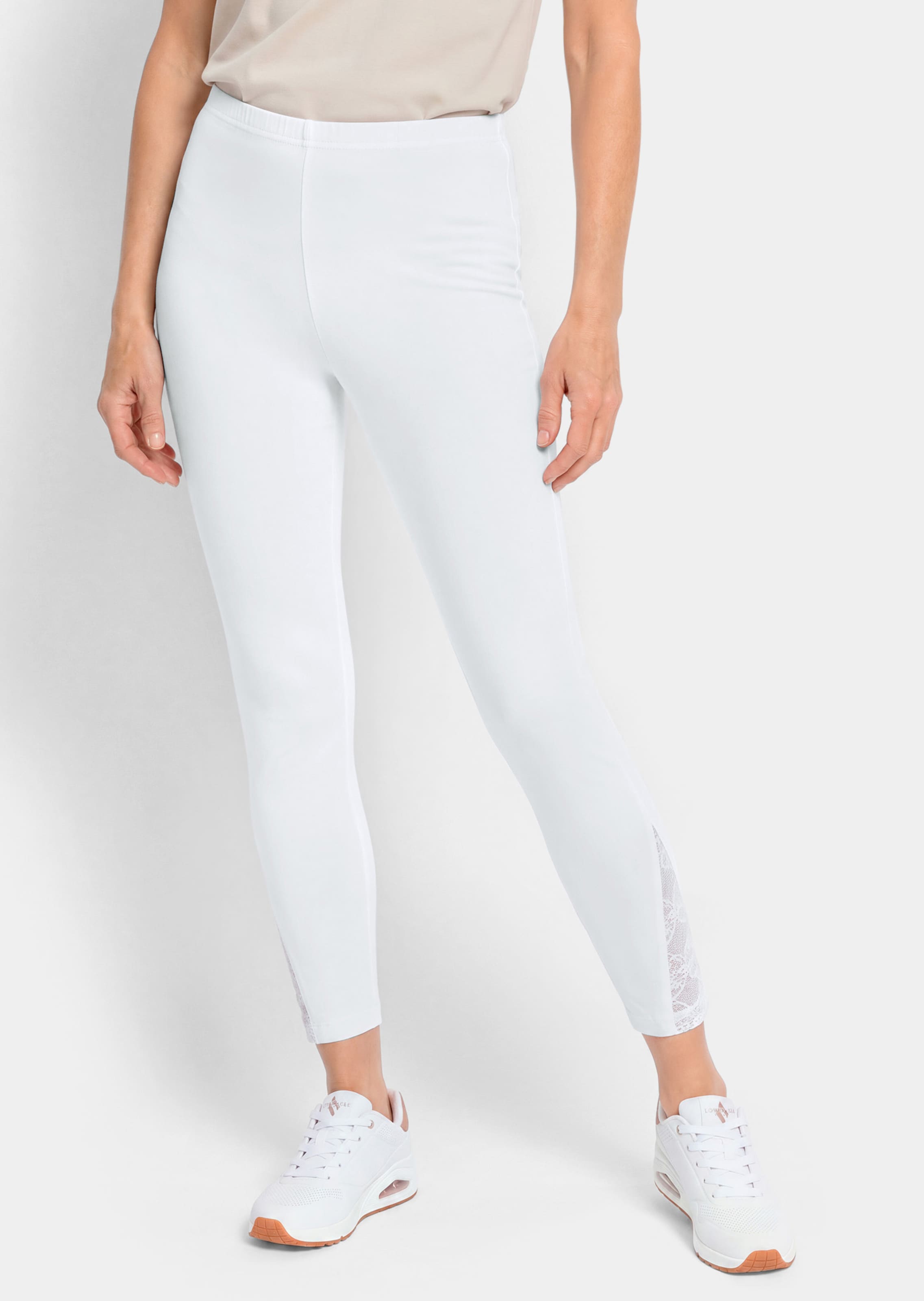 Leggingsit pitsisomisteilla
