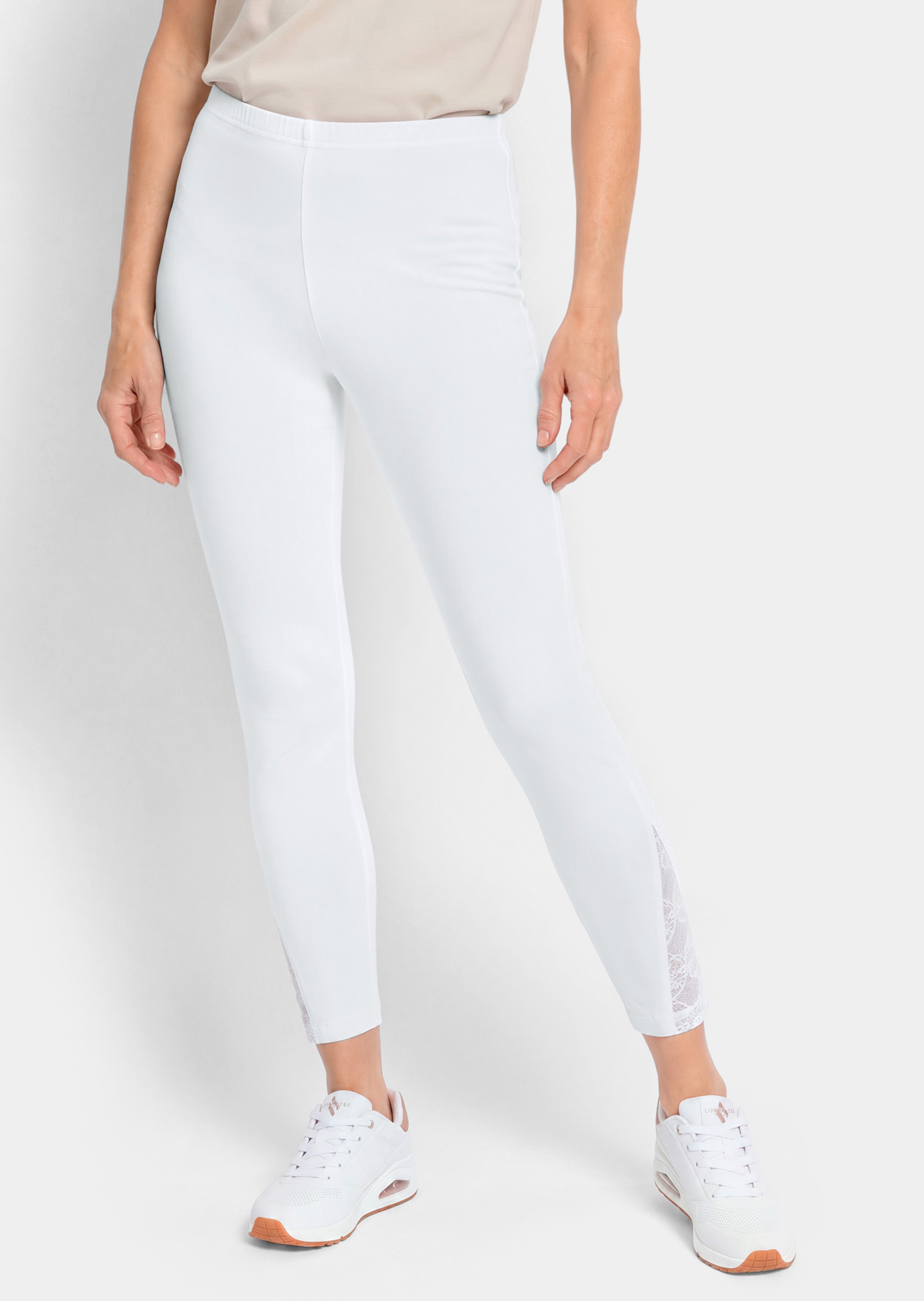 Leggingsit pitsisomisteilla