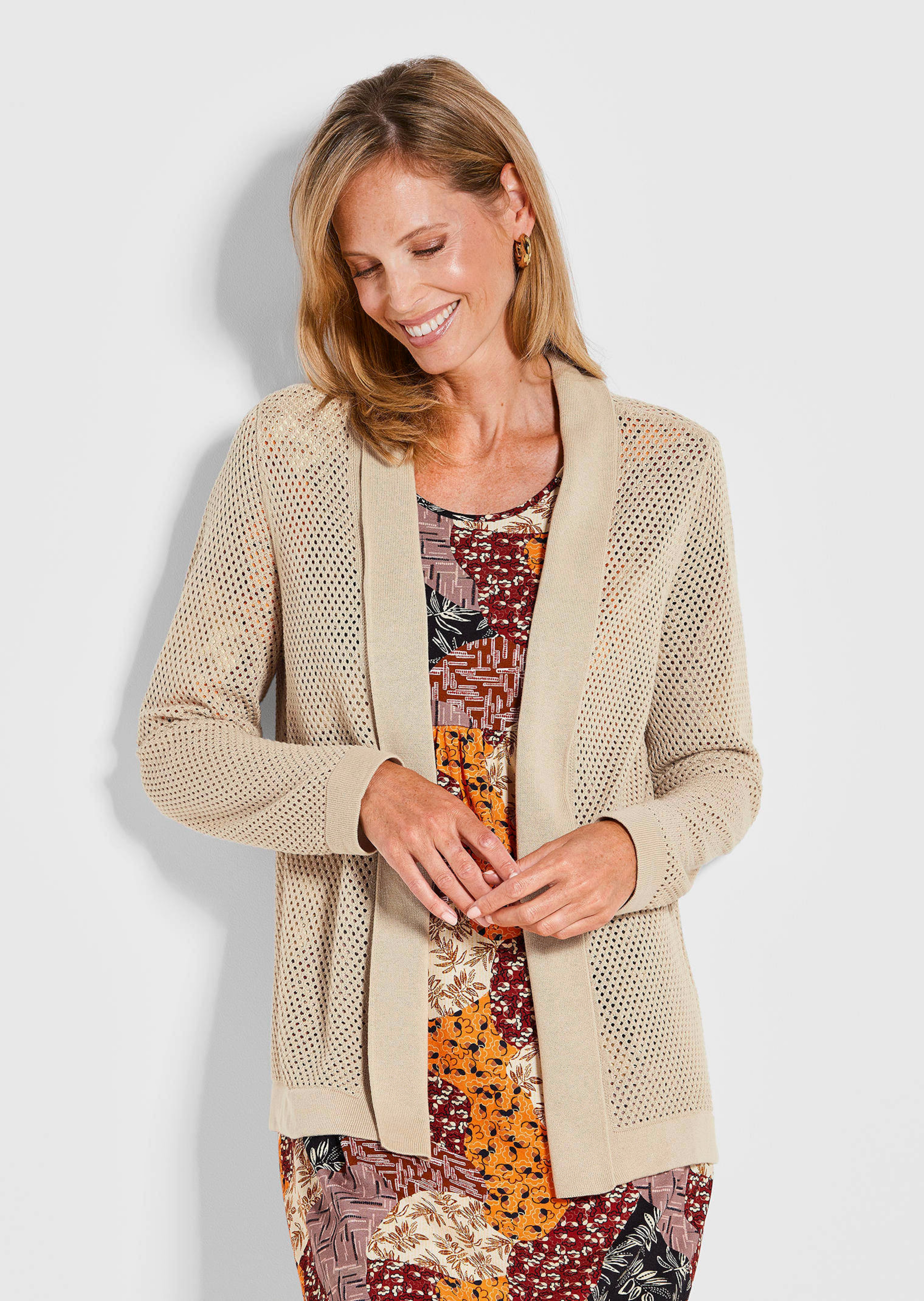 Strickjacke in feinem Ajour-Lochmuster