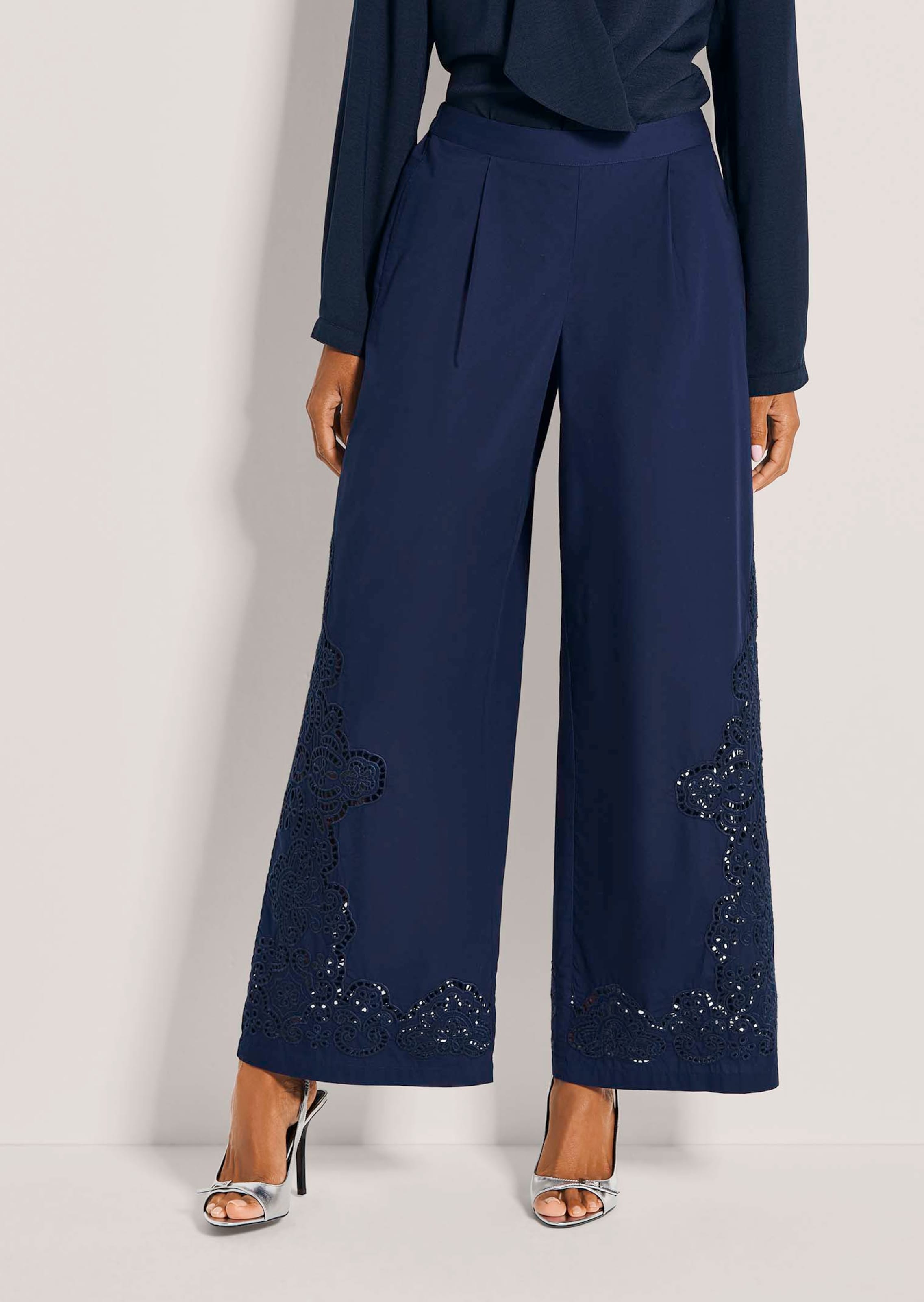 Pantalon à jambes larges et broderie anglaise